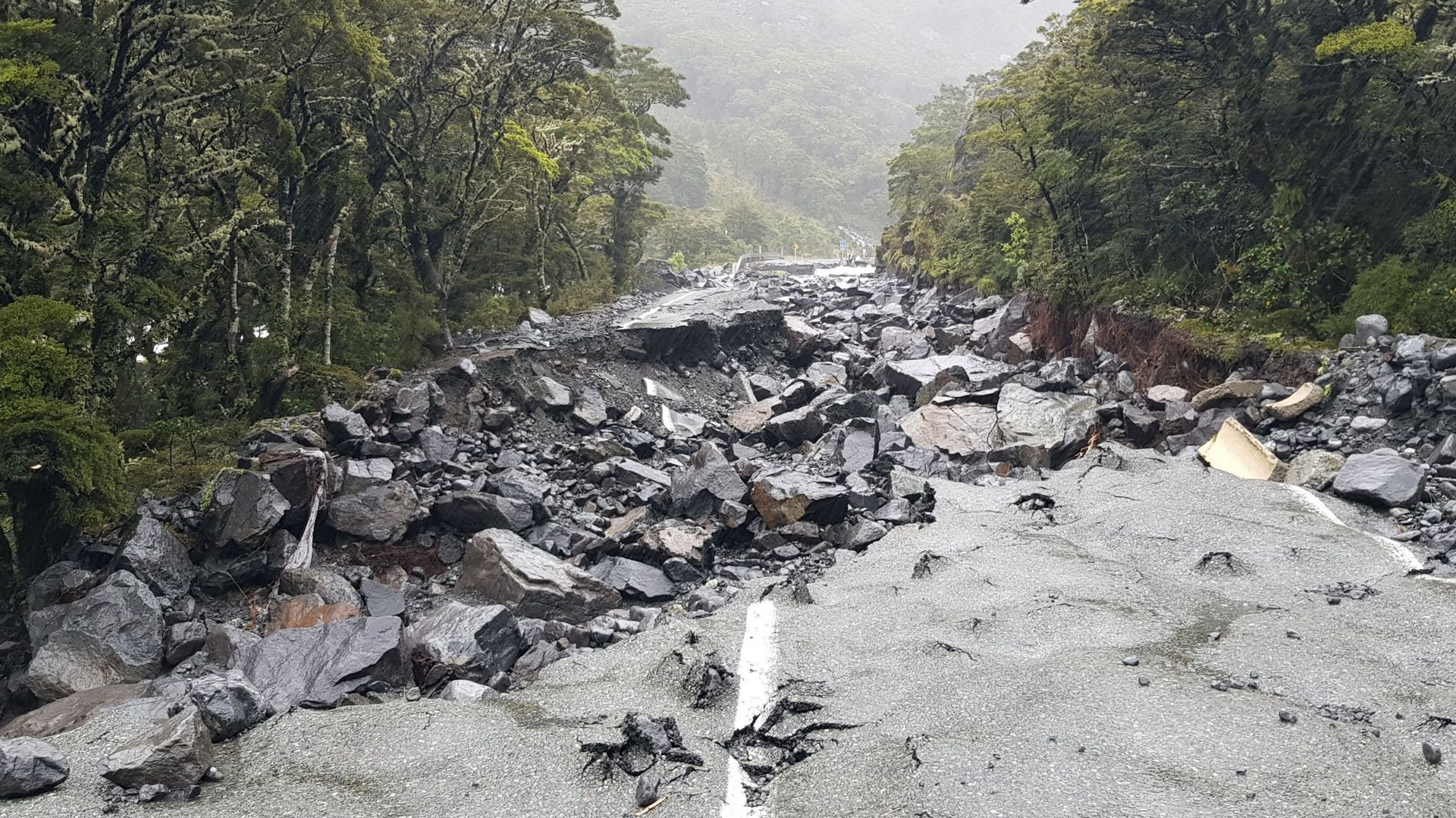 Une route très endommagée par des inondations sur l'île du sud de la Nouvelle-Zélande, diffusée par les autorités locales le 3 février 2020