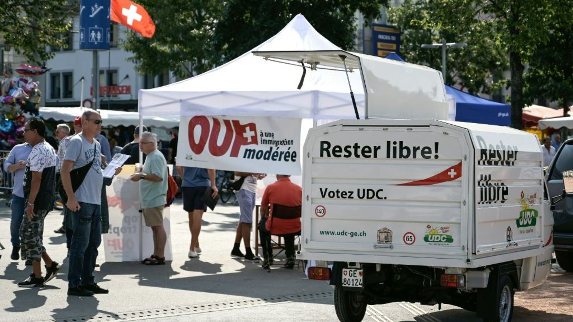 Des militants de l'Union démocratique du centre font campagne avant le vote sur la libre circulation avec l'UE, le 13 septembre 2020 à Genève