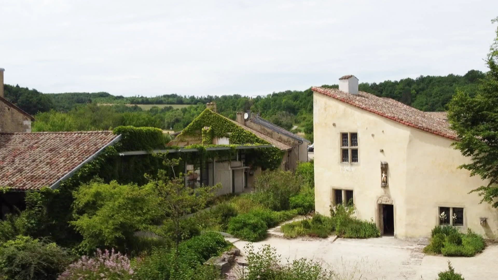 La maison natale de Jeanne d’Arc : à peine 4 pièces pour cette fille de laboureur qui changera le cours de l’Histoire.