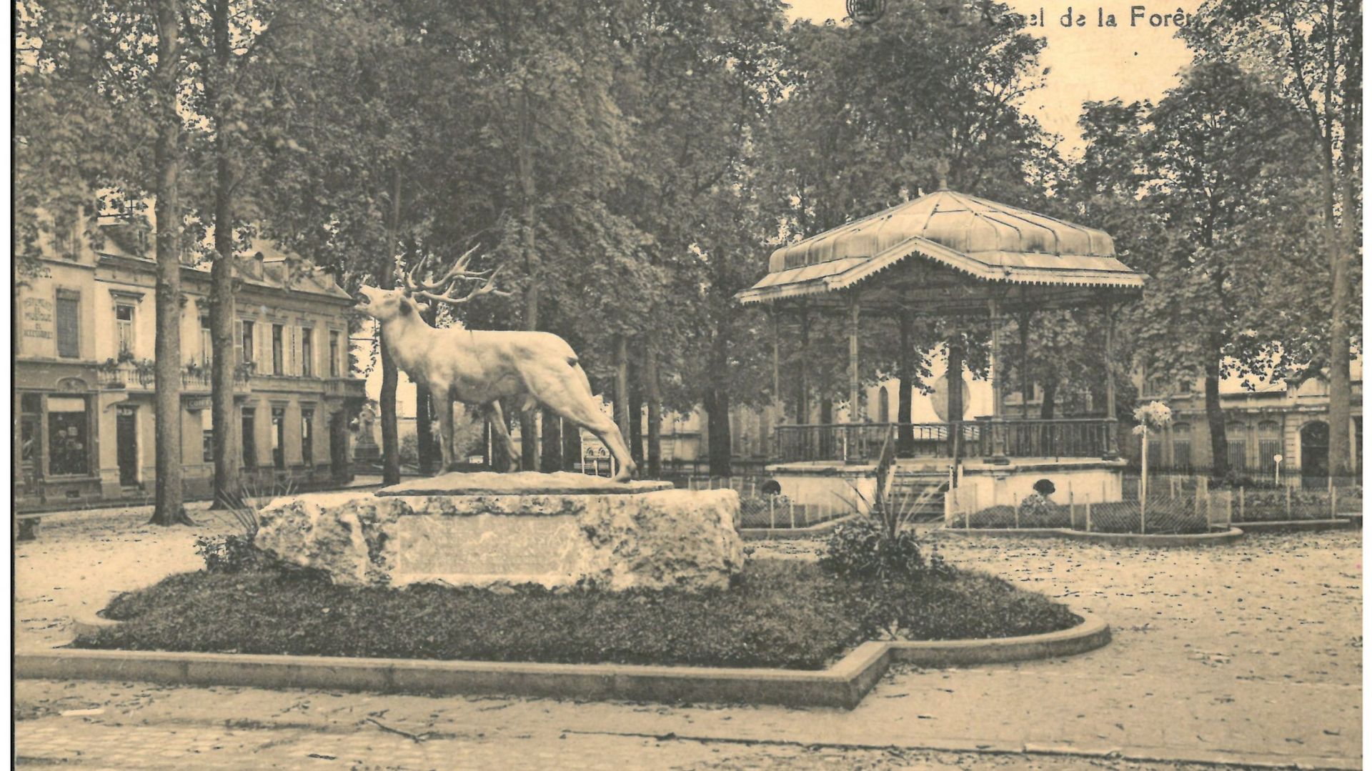 Une carte postale présentant la statue à son emplacement d'origine