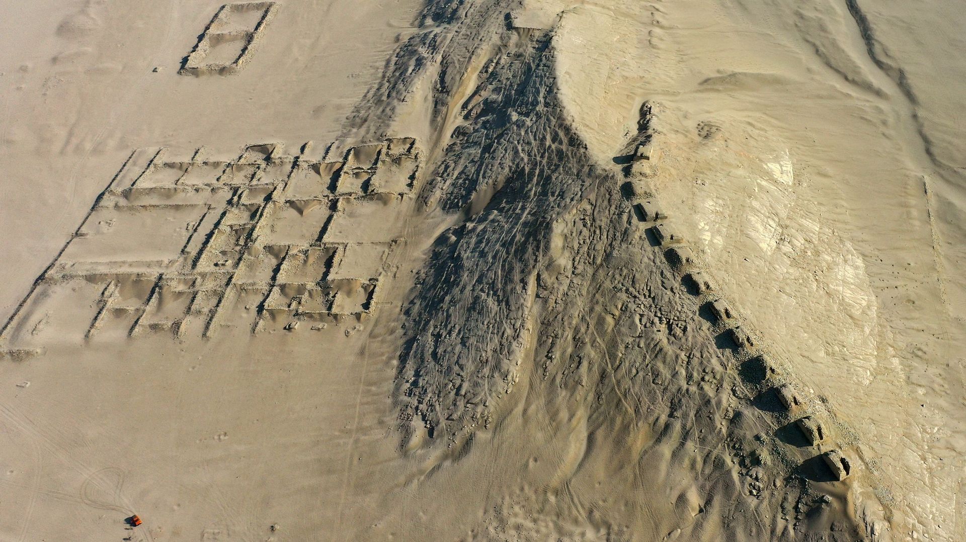 L’ensemble archéoastronomique de Chanquillo est un site préhistorique (250-200 av. J.-C.) situé sur le littoral centre-nord du Pérou, dans la vallée de Casma