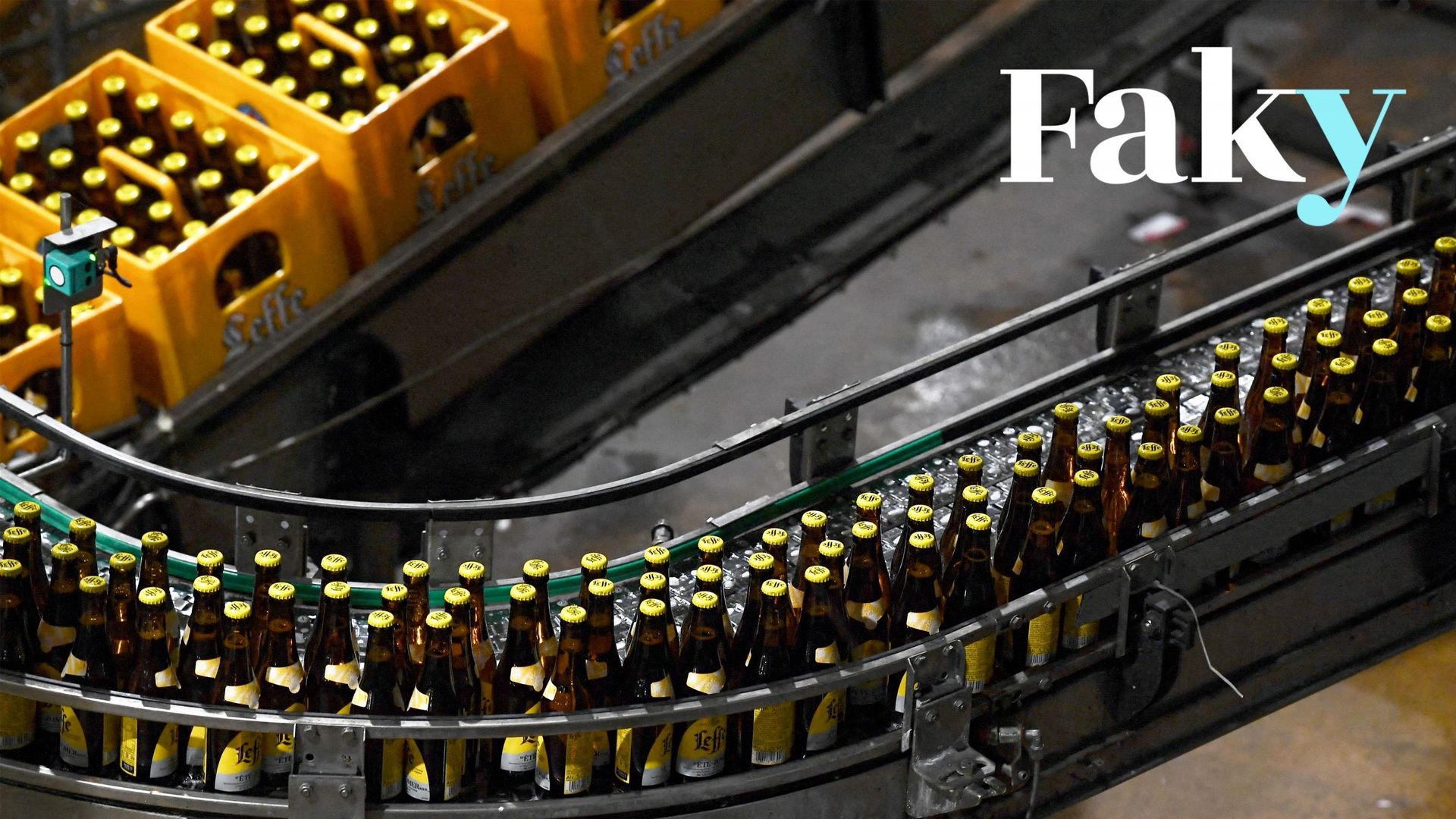 Cette photo d’illustration prise le 8 février 2022, lors d’une visite du ministre belge de l’Intérieur, montre des bouteilles de bière Leffe sur une chaîne de production dans la brasserie Stella Artois à Louvain.