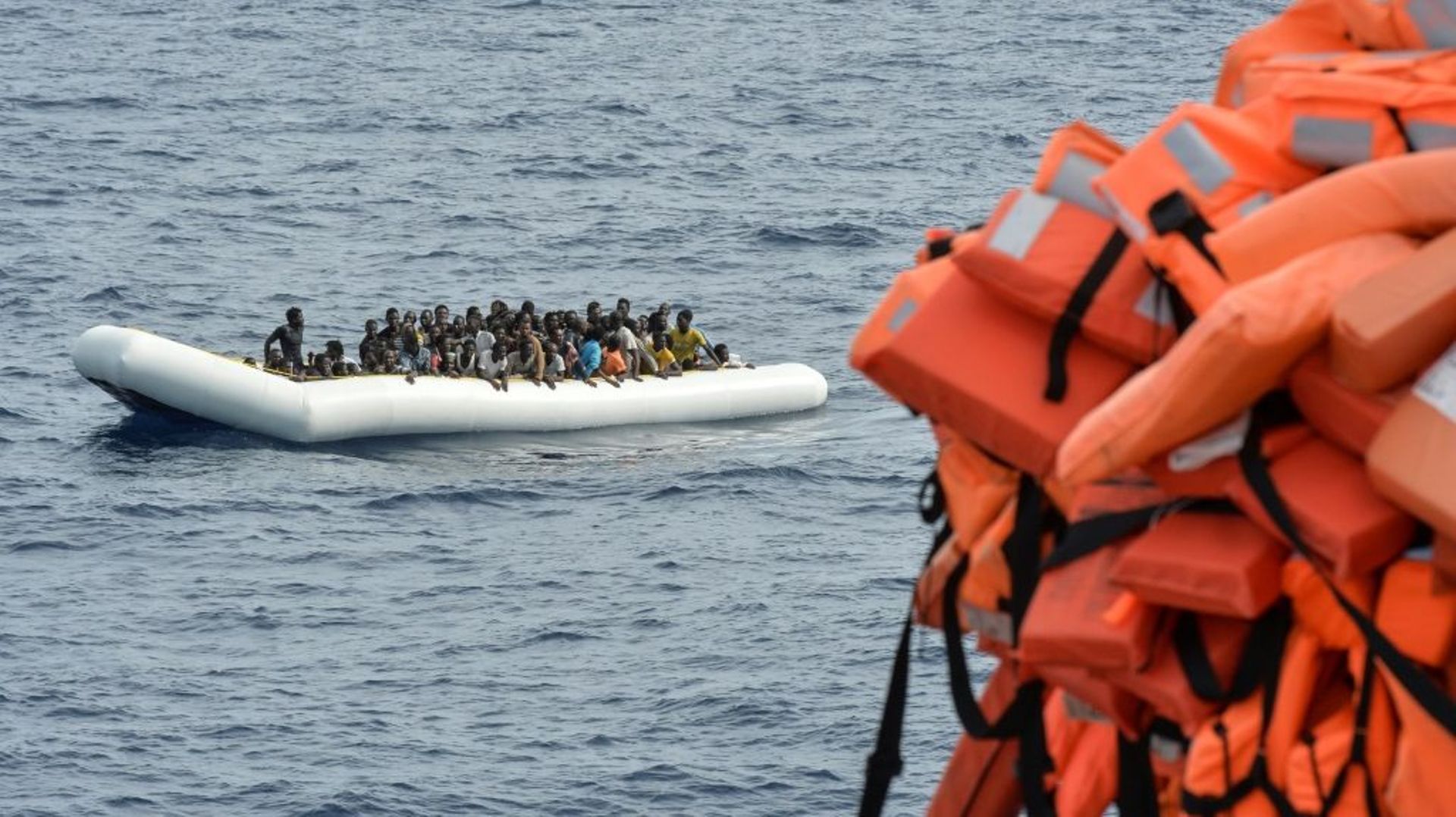 Une embarcation transportant des migrants en mer Méditerranée le 5 novembre 2016, au cours d'une opération de sauvetage menée par l'ONG maltaise Moas et la Croix rouge