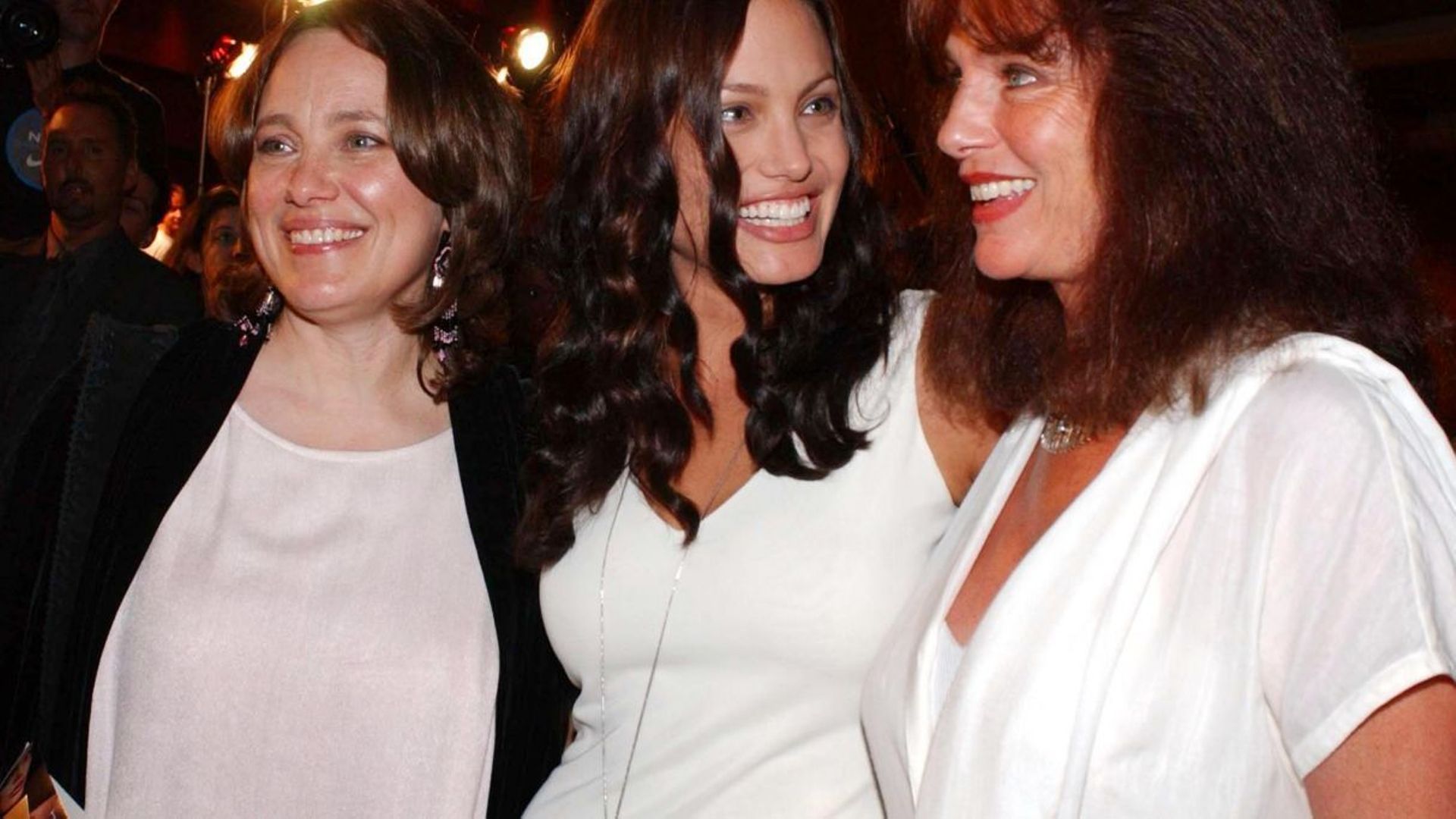Angelina Jolie (au centre) en compagnie de sa mère Marcheline Bertrand (à gauche) et de sa marraine, l'actrice anglaise Jacqueline Bisset (à droite)