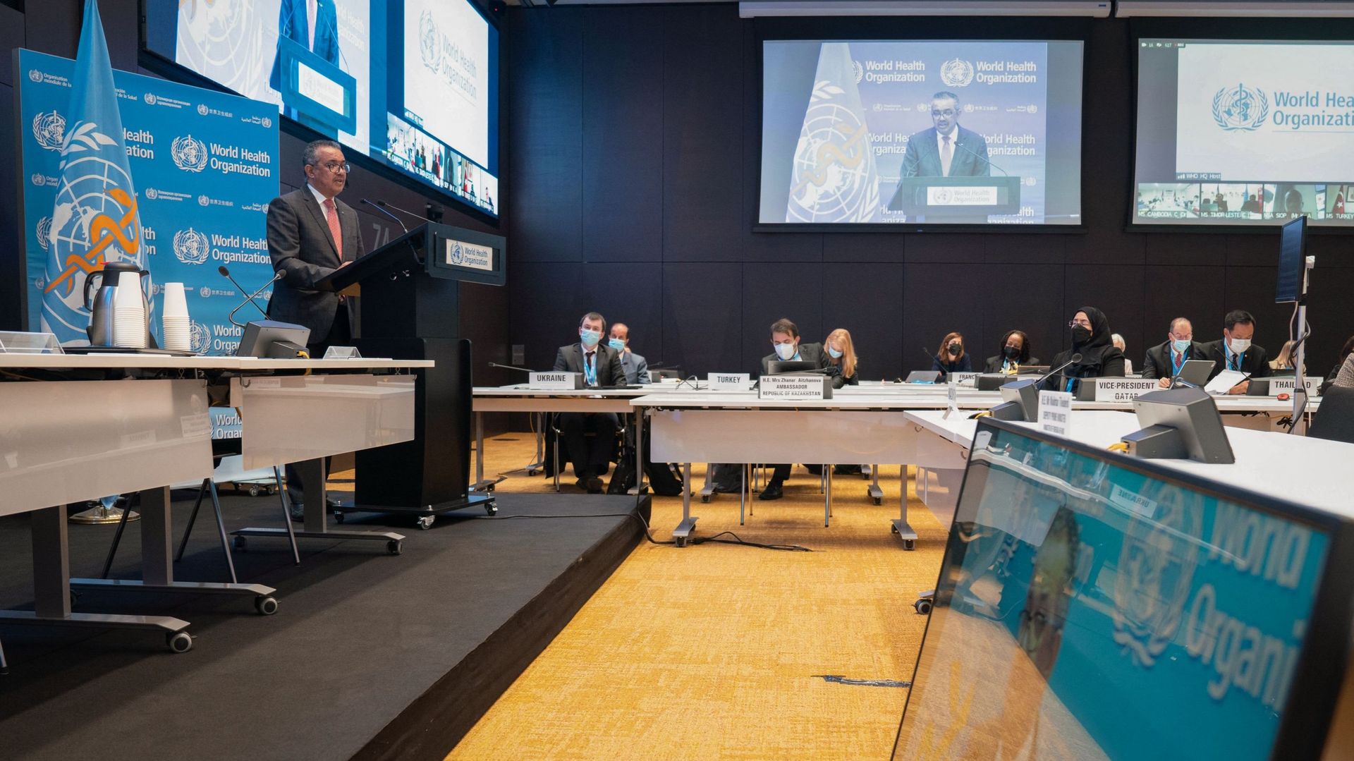 Le 29 novembre 2021, le Directeur général de l'OMS, Tedros Adhanom Ghebreyesus, s'adresse à la session spéciale de l'Assemblée mondiale de la santé à Genève.