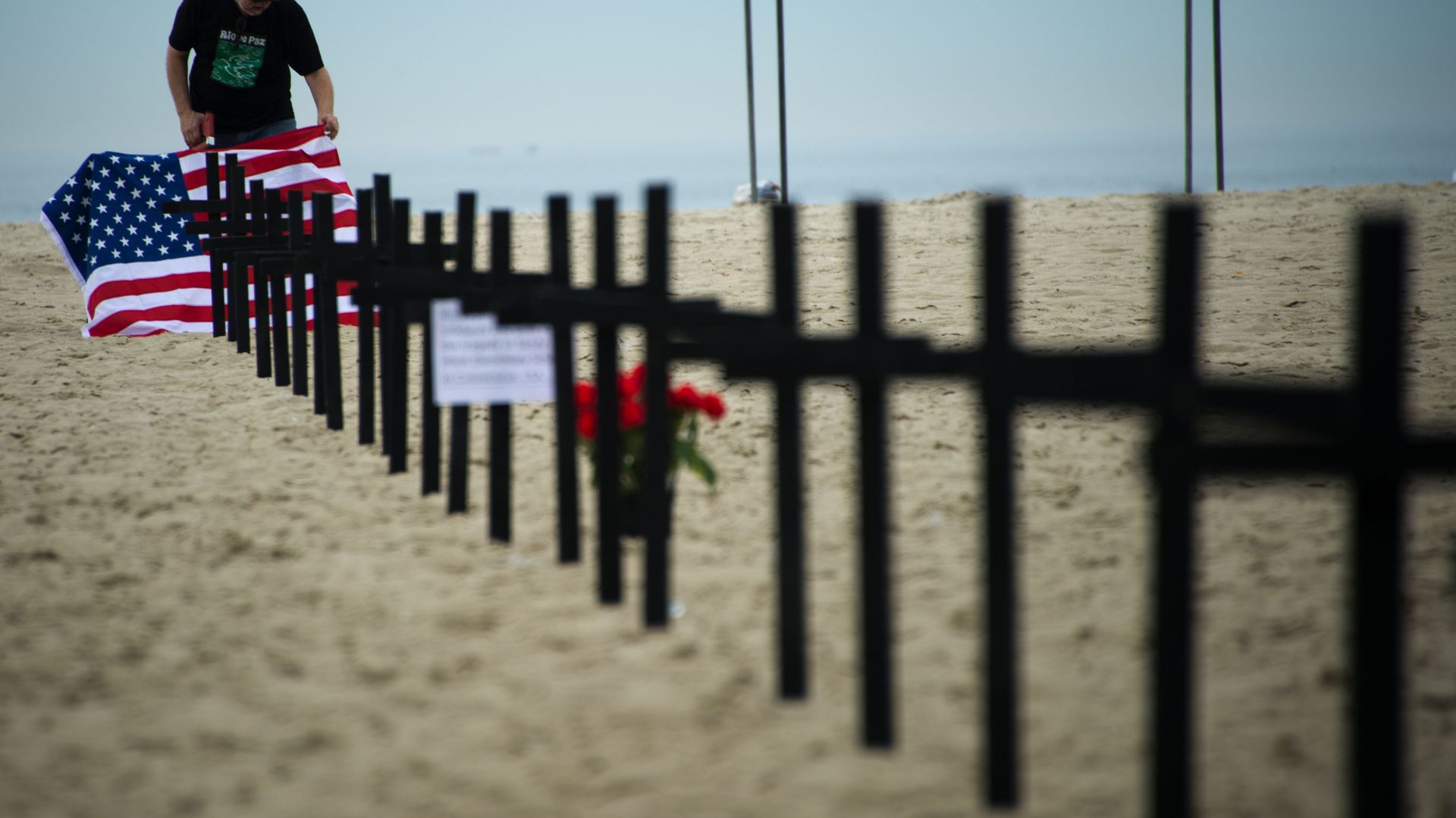 Au Brésil, une association a planté 26 croix noires sur la plage de Copacabana à Rio de Janeiro.