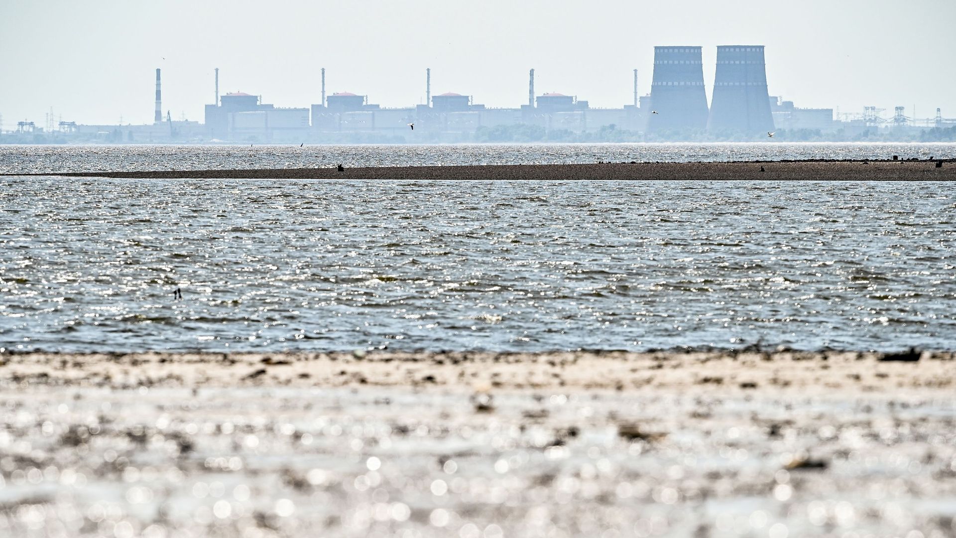 La centrale nucléaire de Zaporijjia déconnectée depuis une semaine, Zelensky inquiet