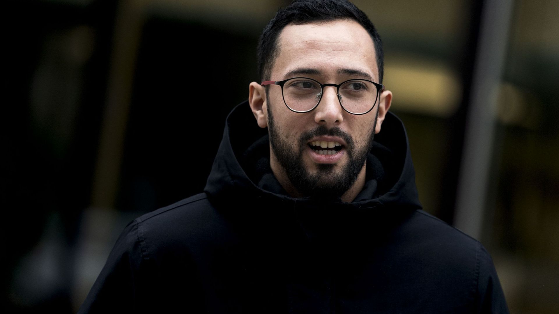 Le rappeur espagnol Jose Miguel Arenas Beltran, plus connu sous le nom de Valtonyc, parle aux journalistes de son affaire d'extradition, le 26 novembre 2019, à Bruxelles.