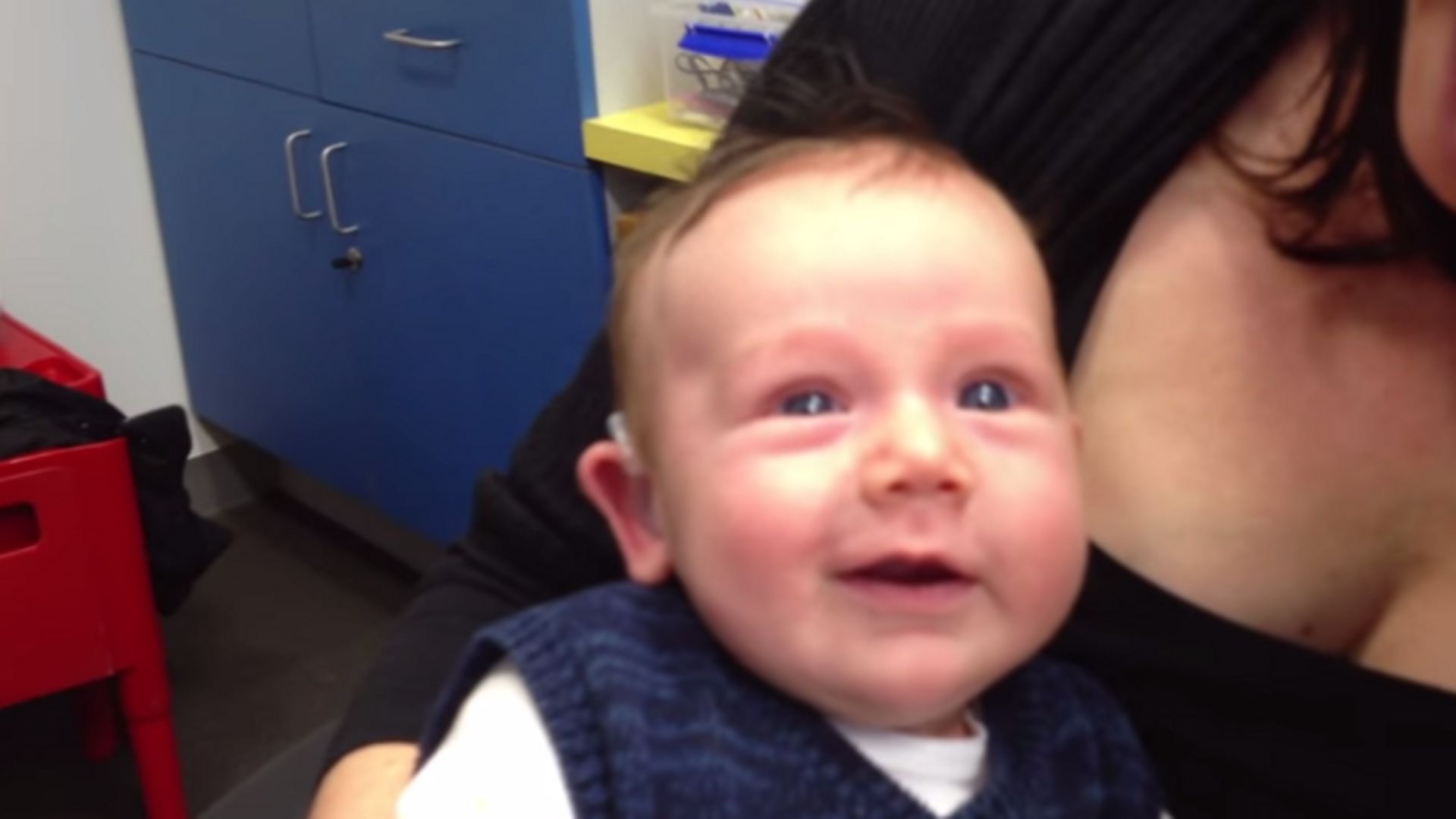 Un Bebe De Sept Semaines Entend Pour La Premiere Fois Video Rtbf Be