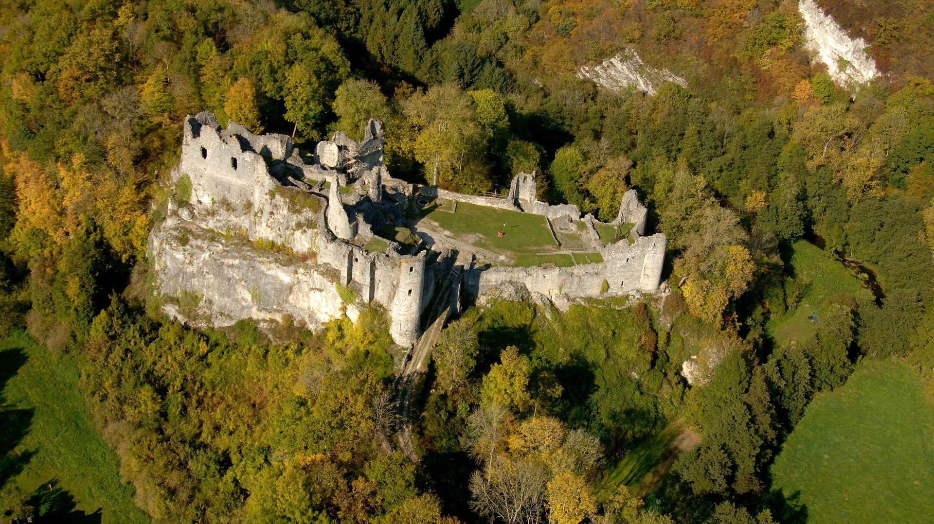 Plongée dans le Moyen-Âge avec les ruines du Château Fort de Montaigle
