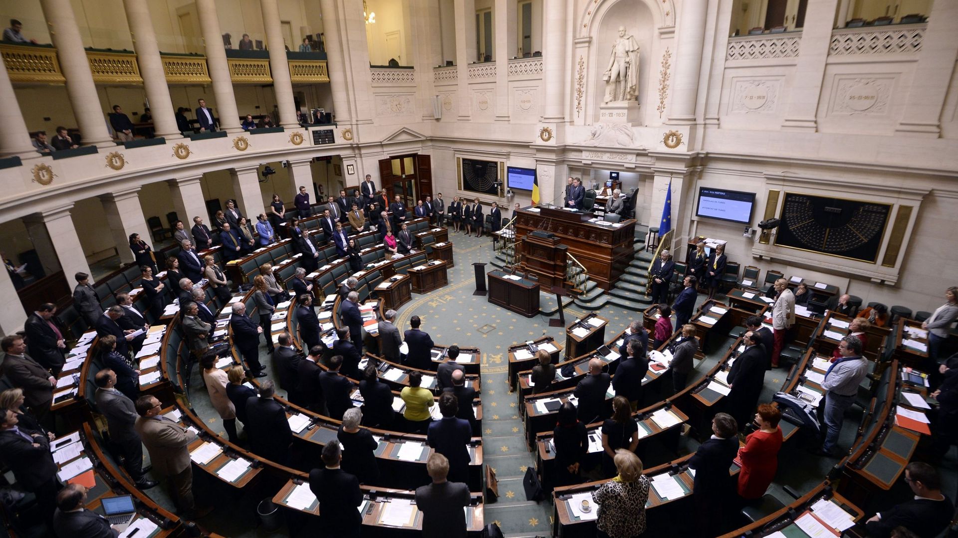 Budget: presse informée avant le parlement, l'opposition indignée