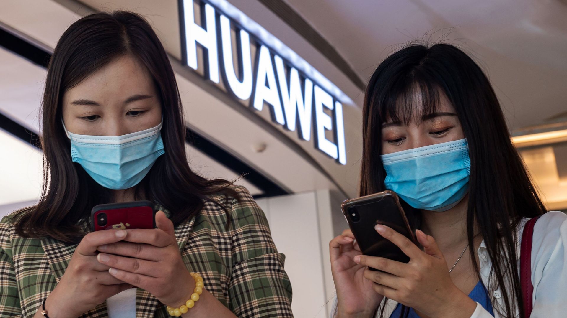 Clientes de l'enseigne Huawei à Pékin, le 25 mai 2020