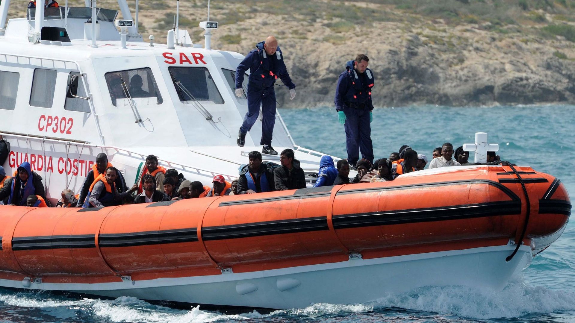 Plus de 700 migrants secourus en Méditerranée - RTBF Actus