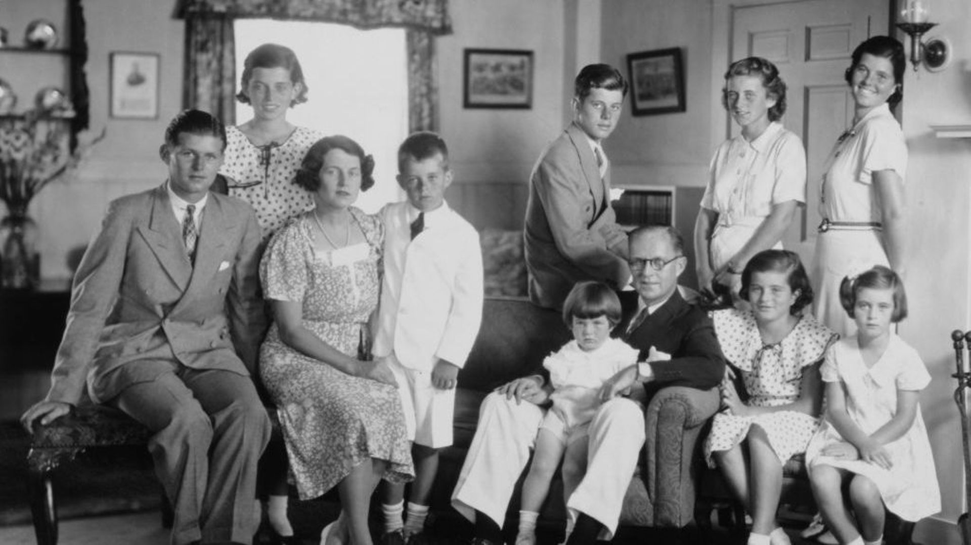 Rosemary Kennedy a été effacée des photos de famille après sa lobotomisation. Elle pose debout à droite sur ce cliché pris à Brooklyn, Massachusetts, dans les années 1930.