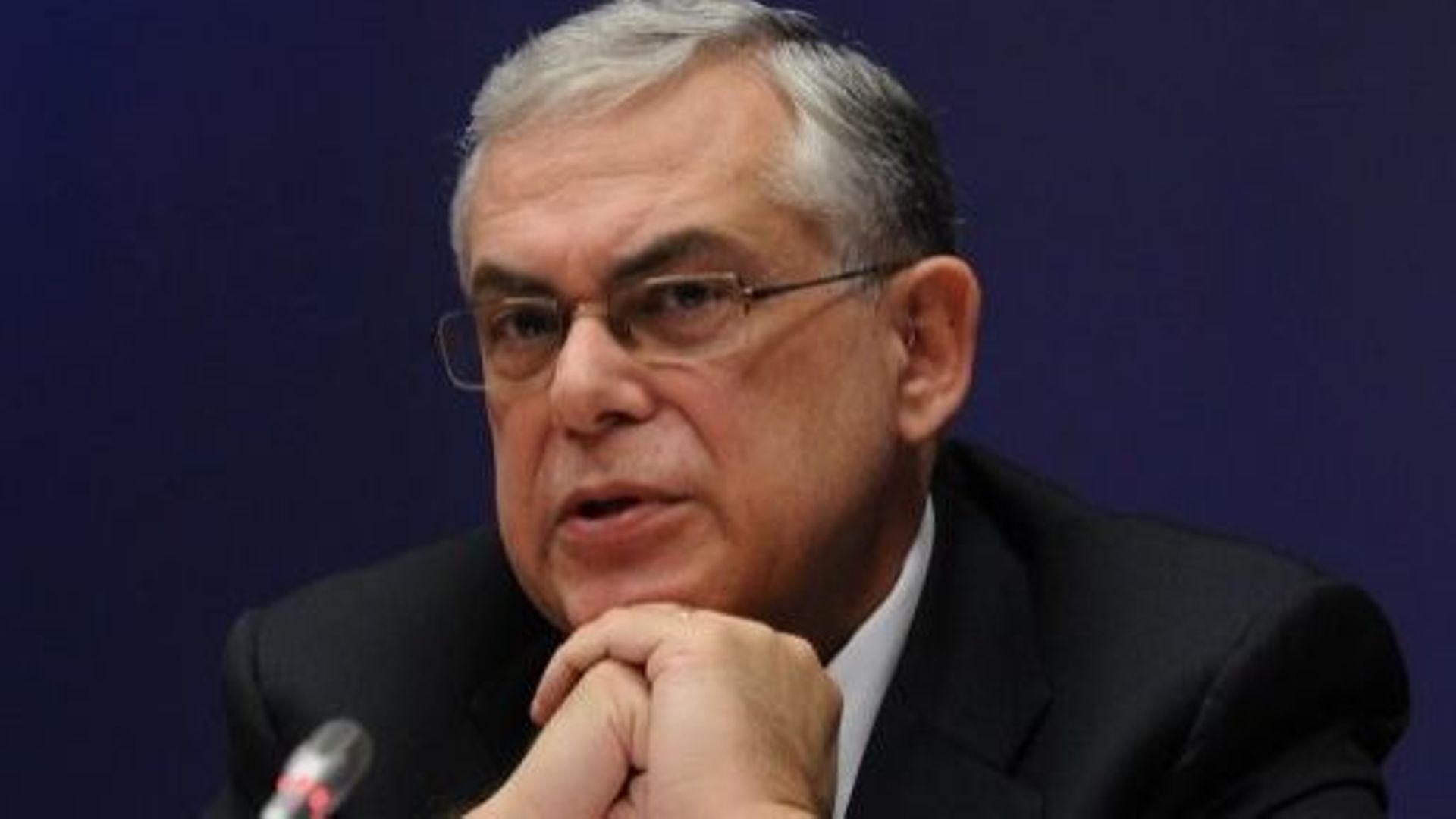 Le Premier ministre grec Lucas Papademos à Bruxelles, le 9 décembre 2011