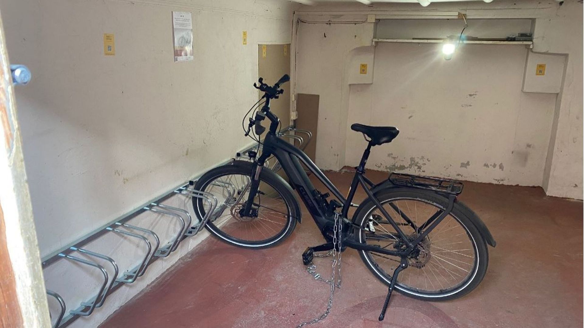 Le garage d'un particulier aménagé pour accueillir des vélos