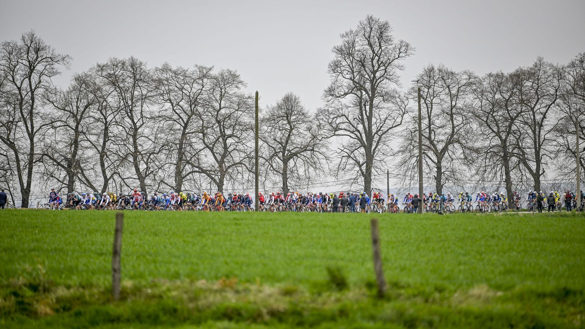 Les coureurs sur A travers la Flandre en 2022.