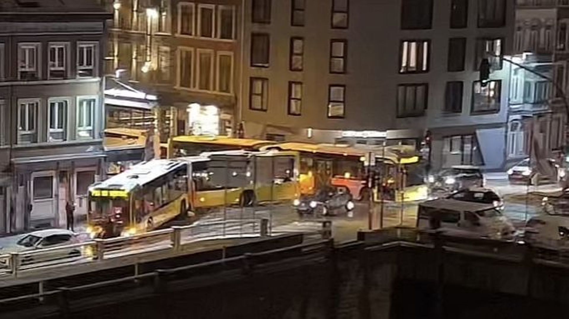 Accident de bus à Liège, près du pont du Longdoz