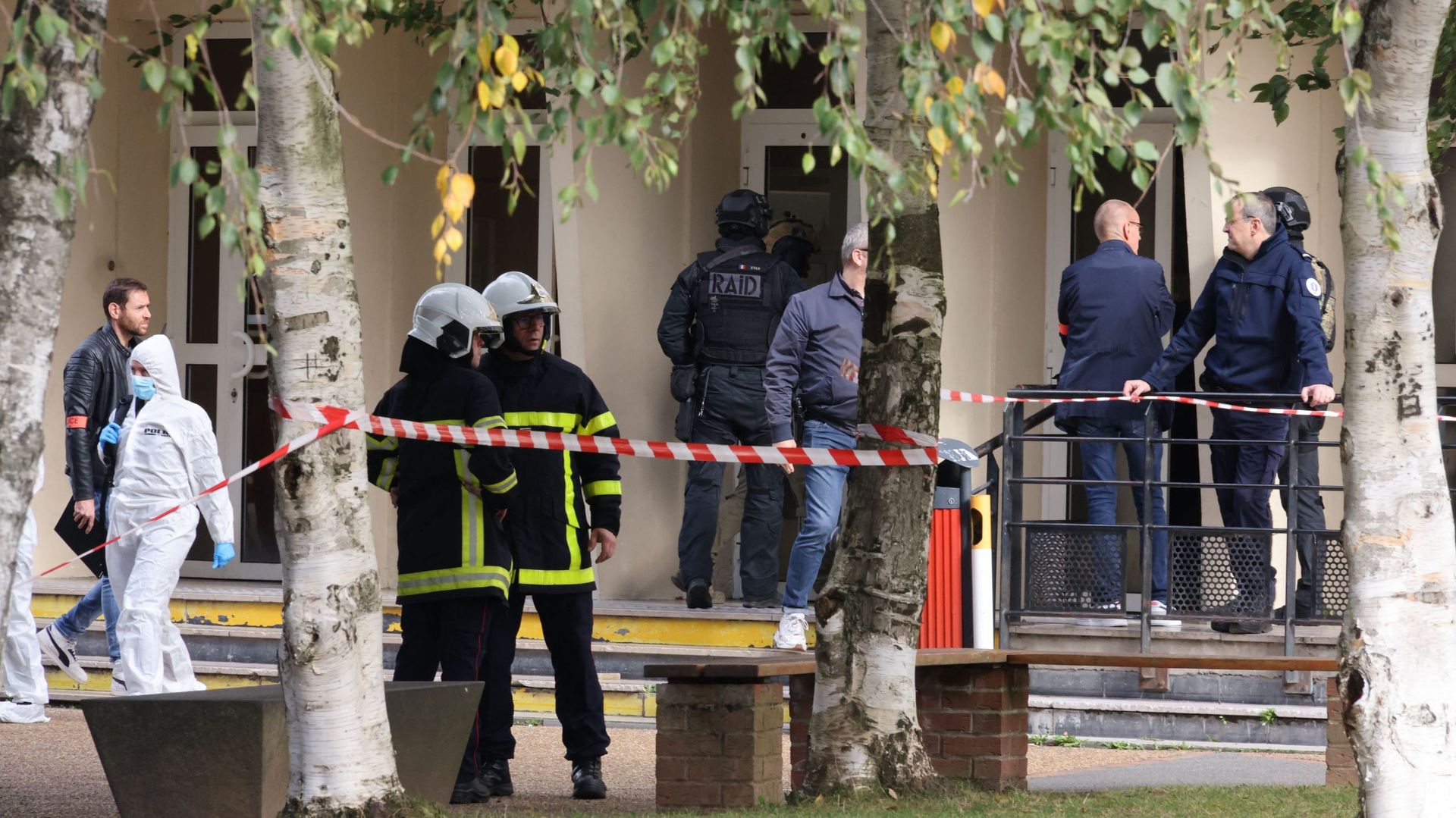 Aggressione con coltello in una scuola secondaria di Arras: un insegnante è stato ucciso e due feriti, e l’autore dell’aggressione era nel fascicolo S