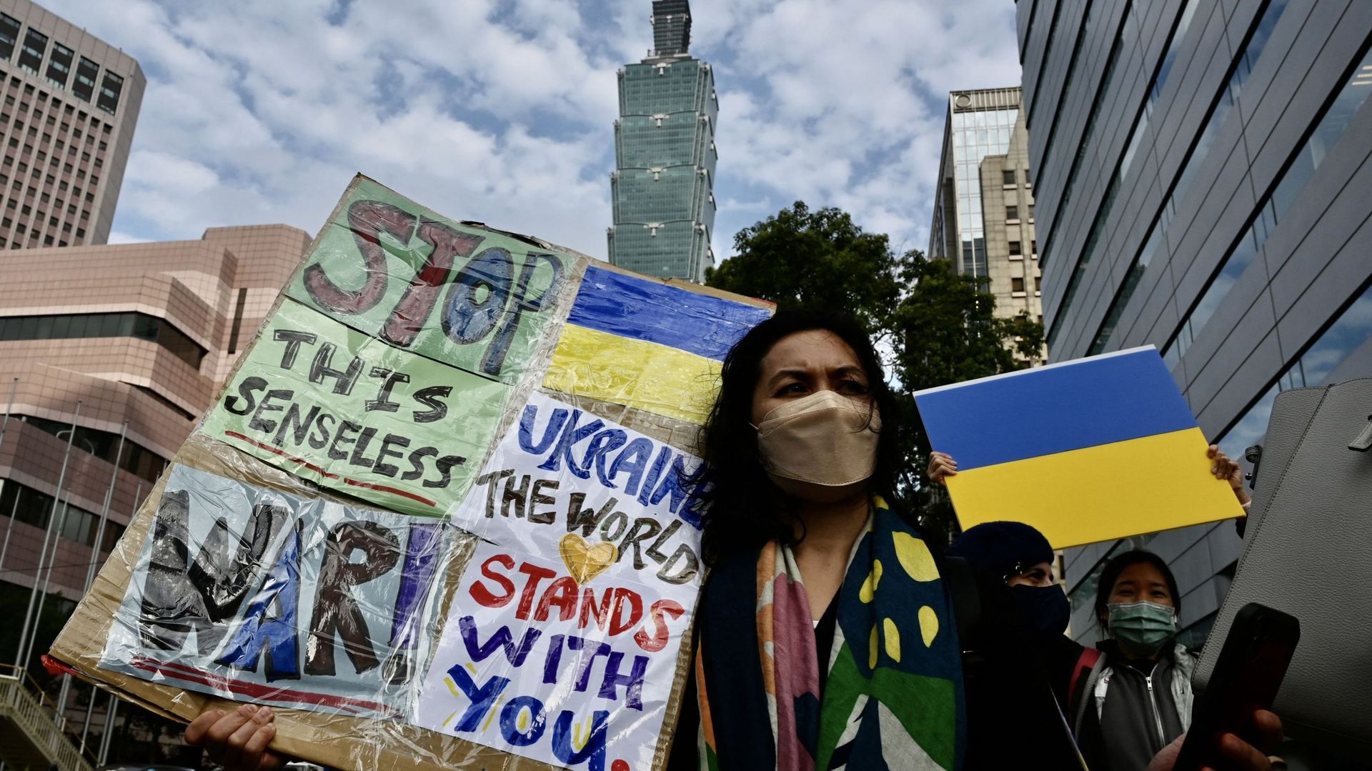 Un groupe de personnes d'origine slave vivant à Taïwan affiche des pancartes pour protester contre l'invasion militaire de l'Ukraine par la Russie, à Taipei, le 25 février 2022.