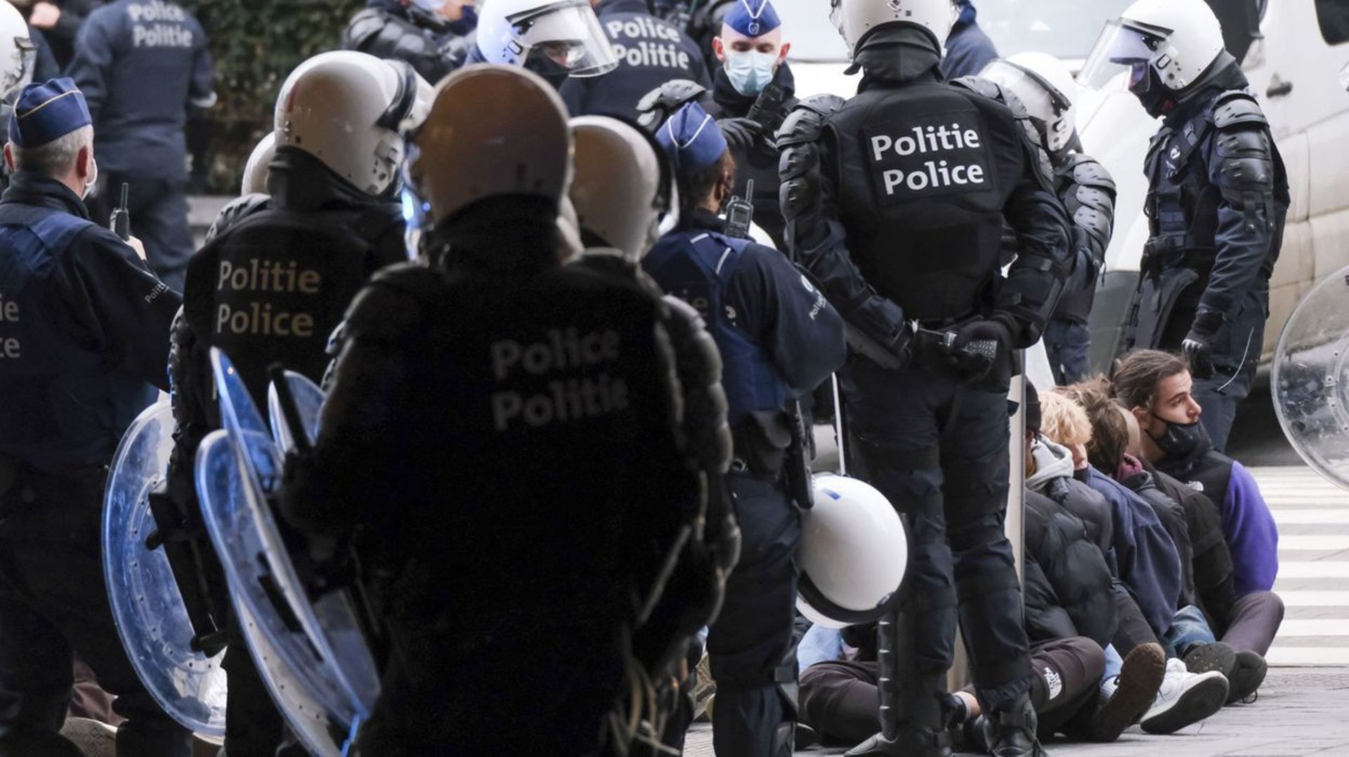 Manifestation contre la justice de classe à Bruxelles: une Plainte pénale collective contre le comportement de la police 
