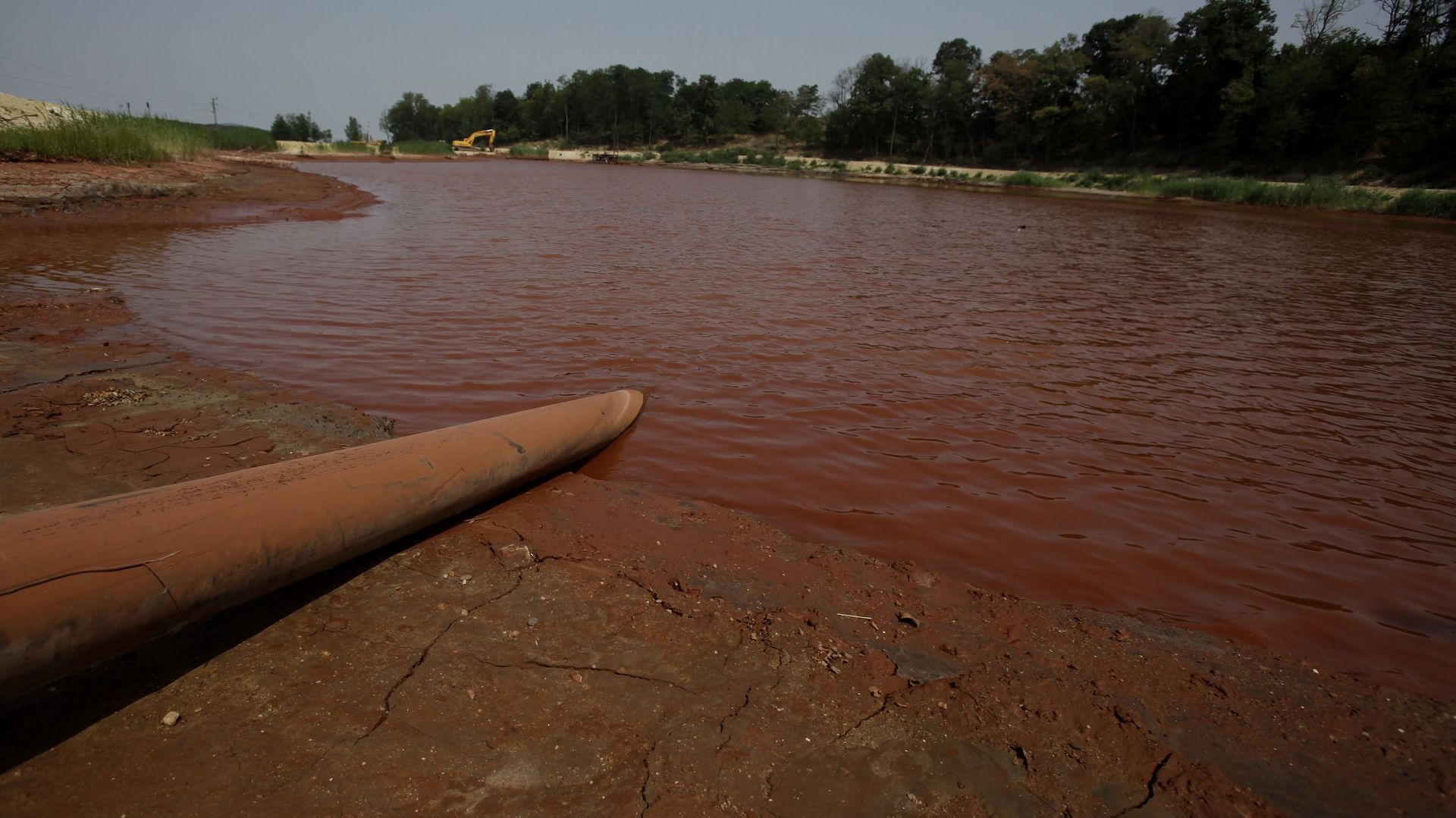 Le 4 octobre 2010, vers midi, plus d'un million de mètres cubes de boues rouges toxiques s'étaient déversés sur une quarantaine de kilomètres carrés après la rupture d'un réservoir fissuré de l'usine MAL d'Ajka, à 160 kilomètres à l'ouest de Budapest