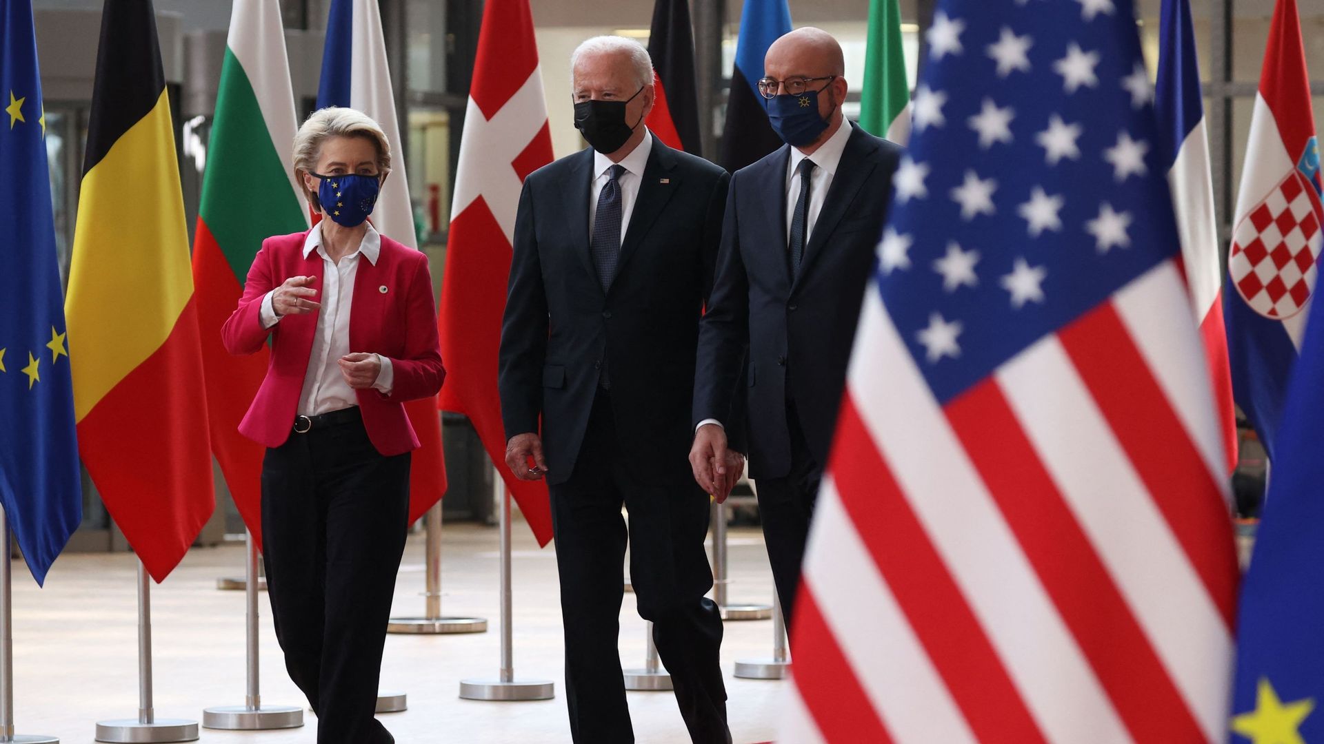 Côte à côte, les leaders européens et américain: la Présidente de la Commission européenne, le Président des Etats-Unis et le Président du Conseil européen. 