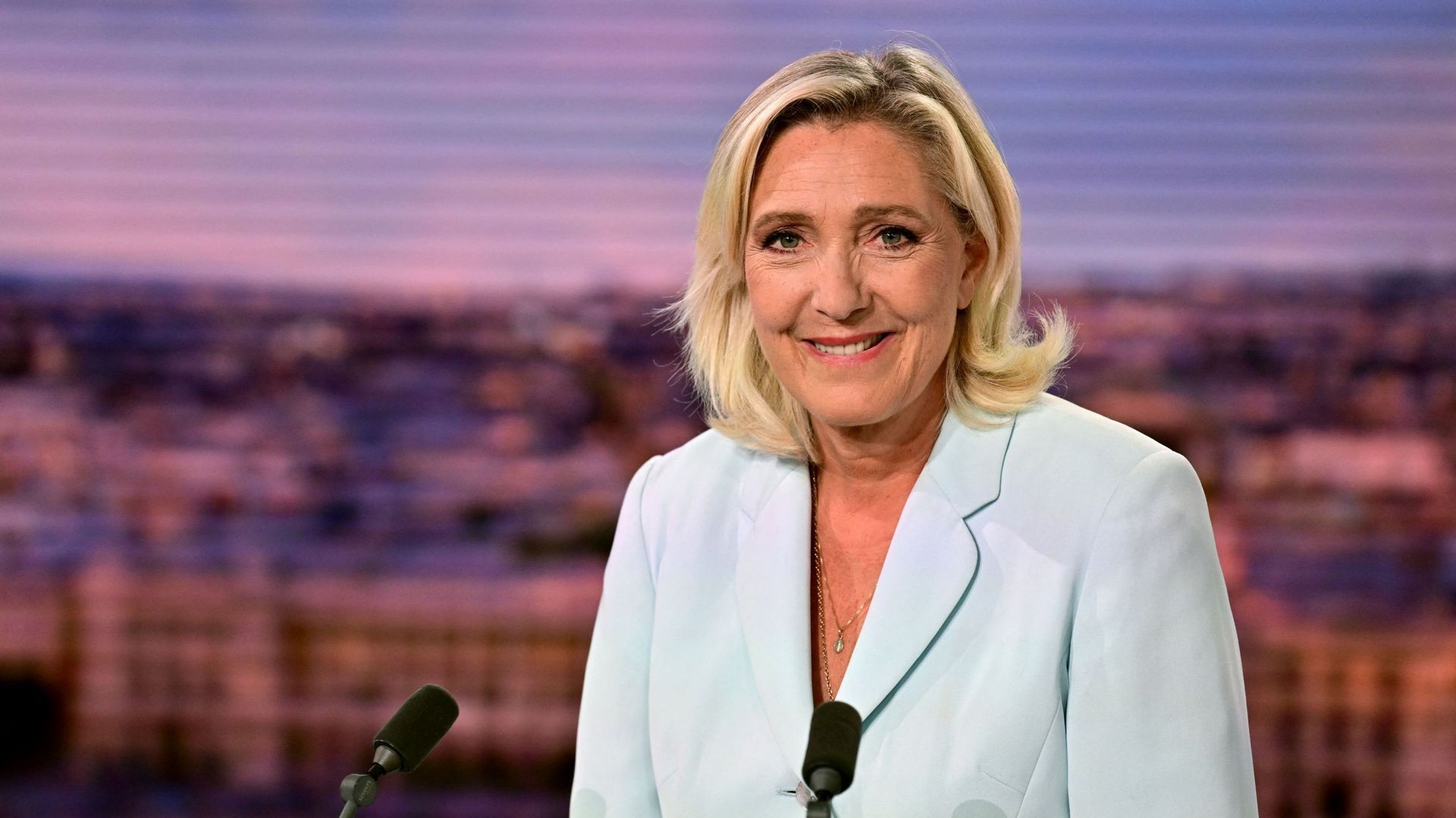 La dirigeante du parti d’extrême droite français Rassemblement national (RN) et membre du Parlement français, Marine Le Pen, pose avant son interview pendant le journal télévisé du soir de la chaîne française TF1, dans les studios de TF1 à Boulogne-Billan