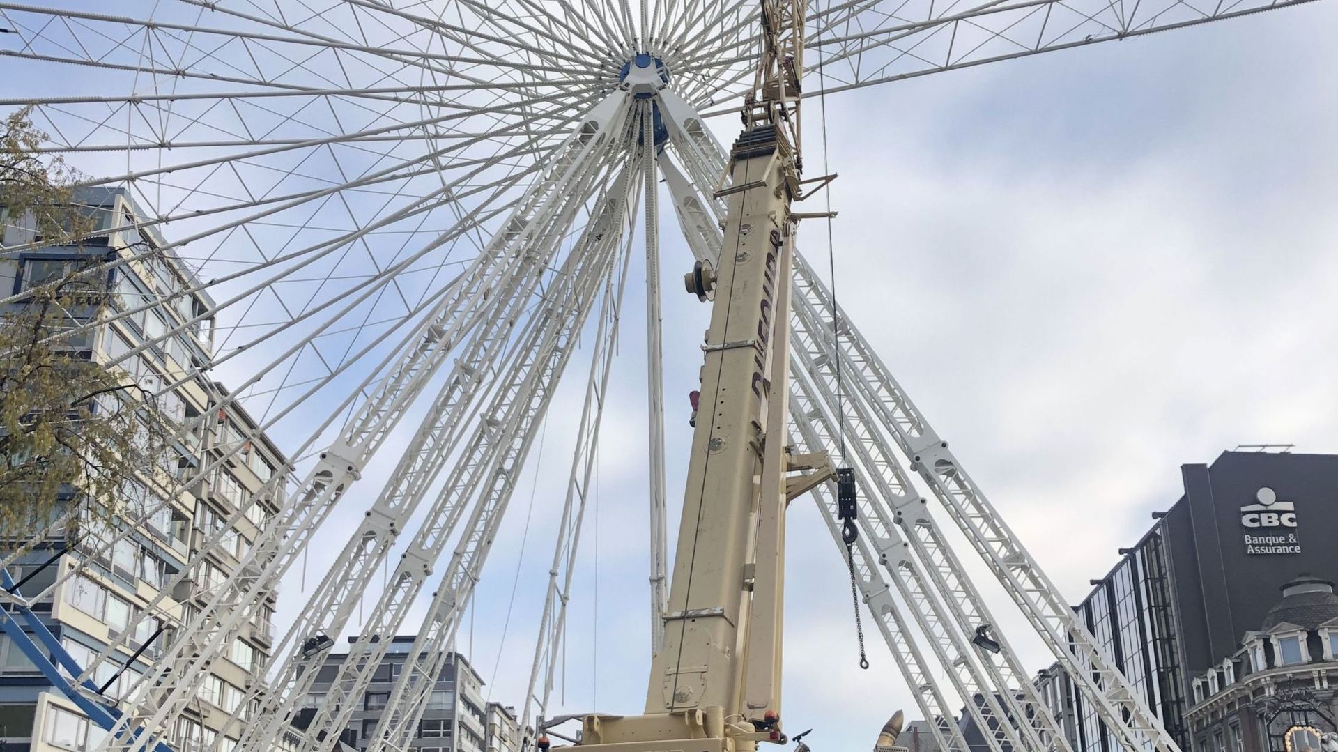 Le démontage de la grande roue de la Foire de Liège