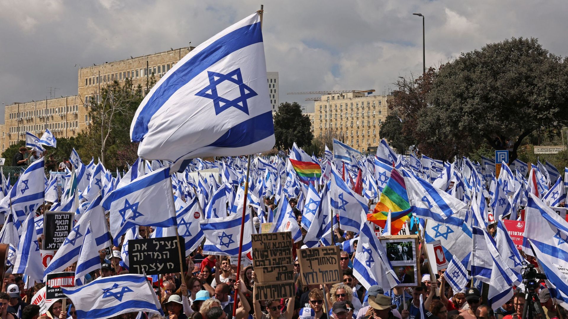 Crisi in Israele: Benjamin Netanyahu è pronto a ritardare la sua riforma in un Paese paralizzato da scioperi e manifestazioni