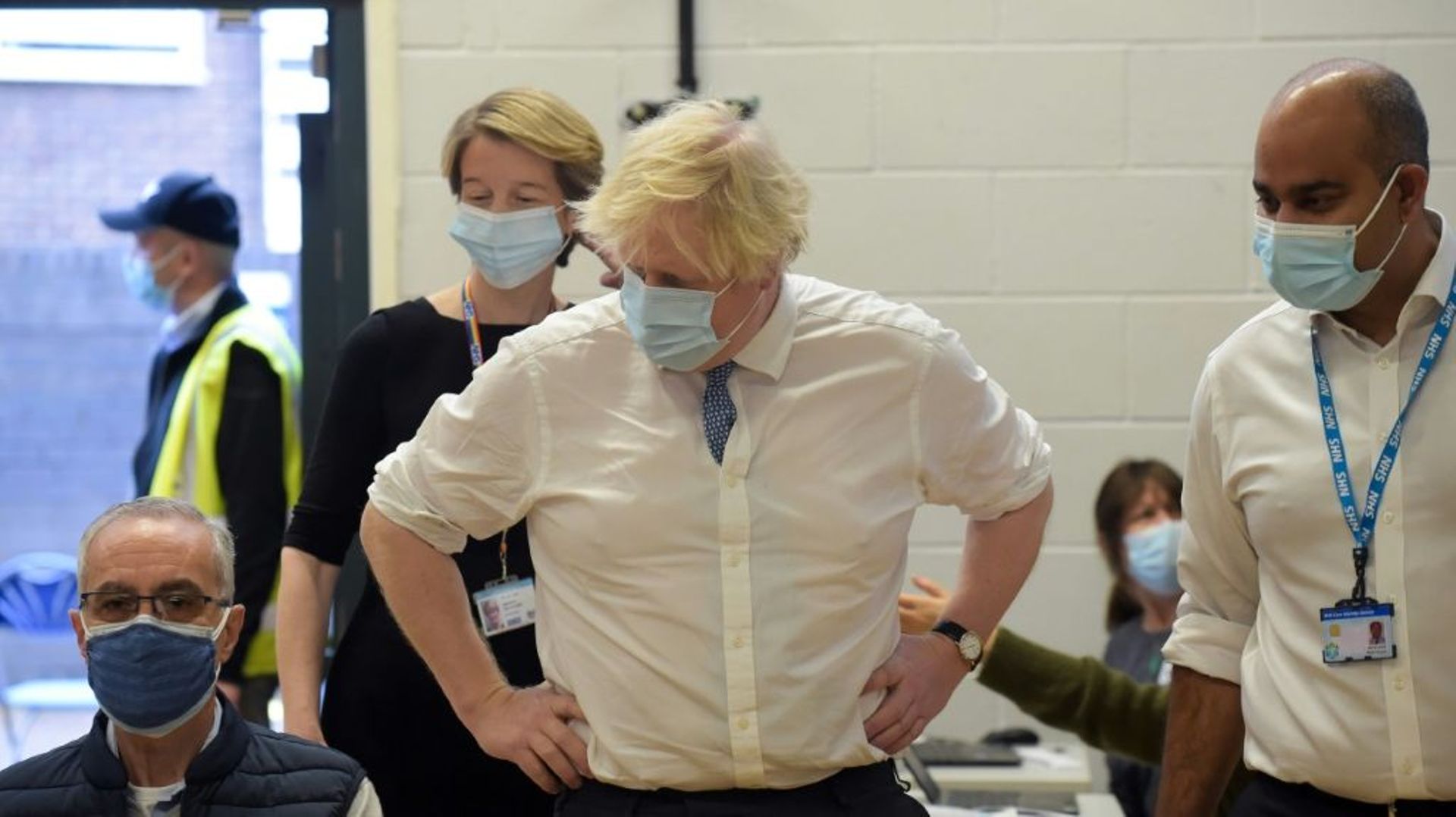 Le Premier ministre britannique Boris Johnson visite un centre de vaccination contre le Covid-19, le 13 décembre 2021 à Londres