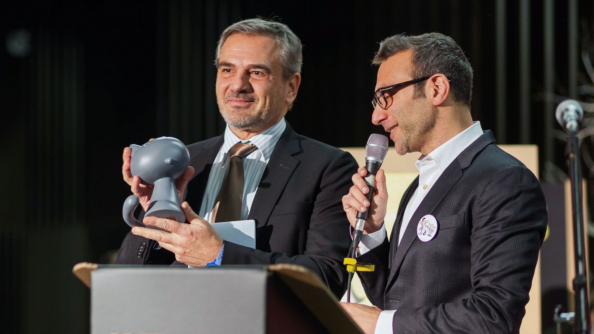 Jean Paciulli, directeur général de Glénat, recevant le Grand Prix de la ville d’Angoulême, lors du Festival de BD 2020.