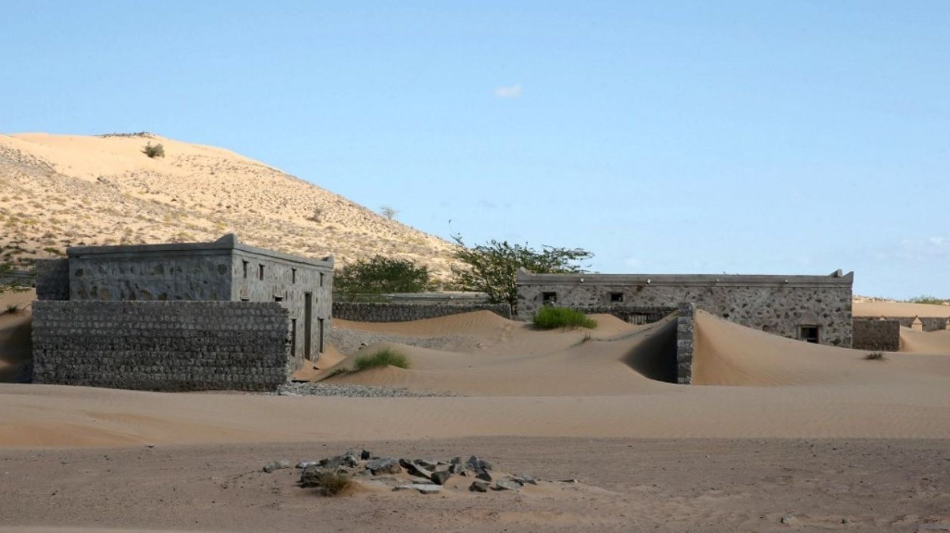 Quelques toits, des pans de mur et des morceaux de bois, c'est tout ce qui témoigne aujourd'hui de la présence passée d'une population sur le site de Wadi al-Murr.