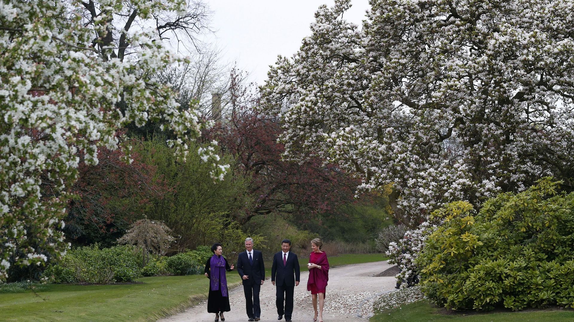 Le roi Philippe et la reine Mathilde se promenant dans le Domaine royal en compagnie du président chinois et de son épouse