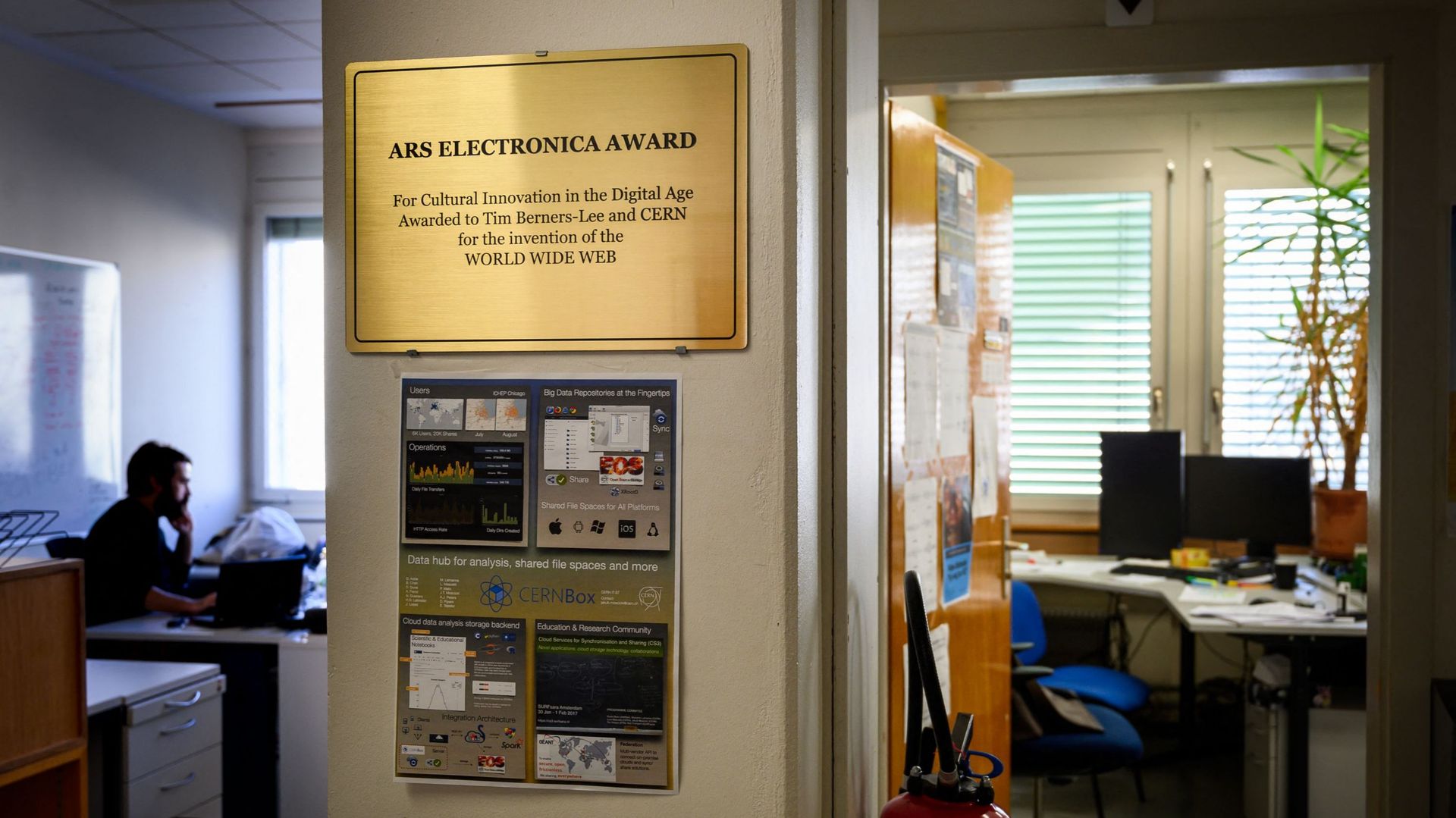 Une plaque, aposée devant l’ancien bureau de Tim Bernes-Lee au CERN, indique qu’il s’agit de l’endroit où est né le web