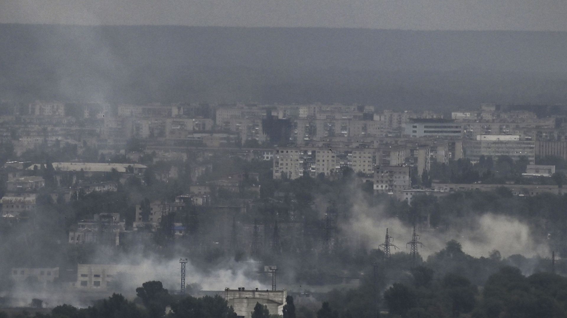 De la fumée et de la terre s’élèvent de la ville de Severodonetsk dans la région de Donbass, dans l’est de l’Ukraine, le 13 juin 2022,