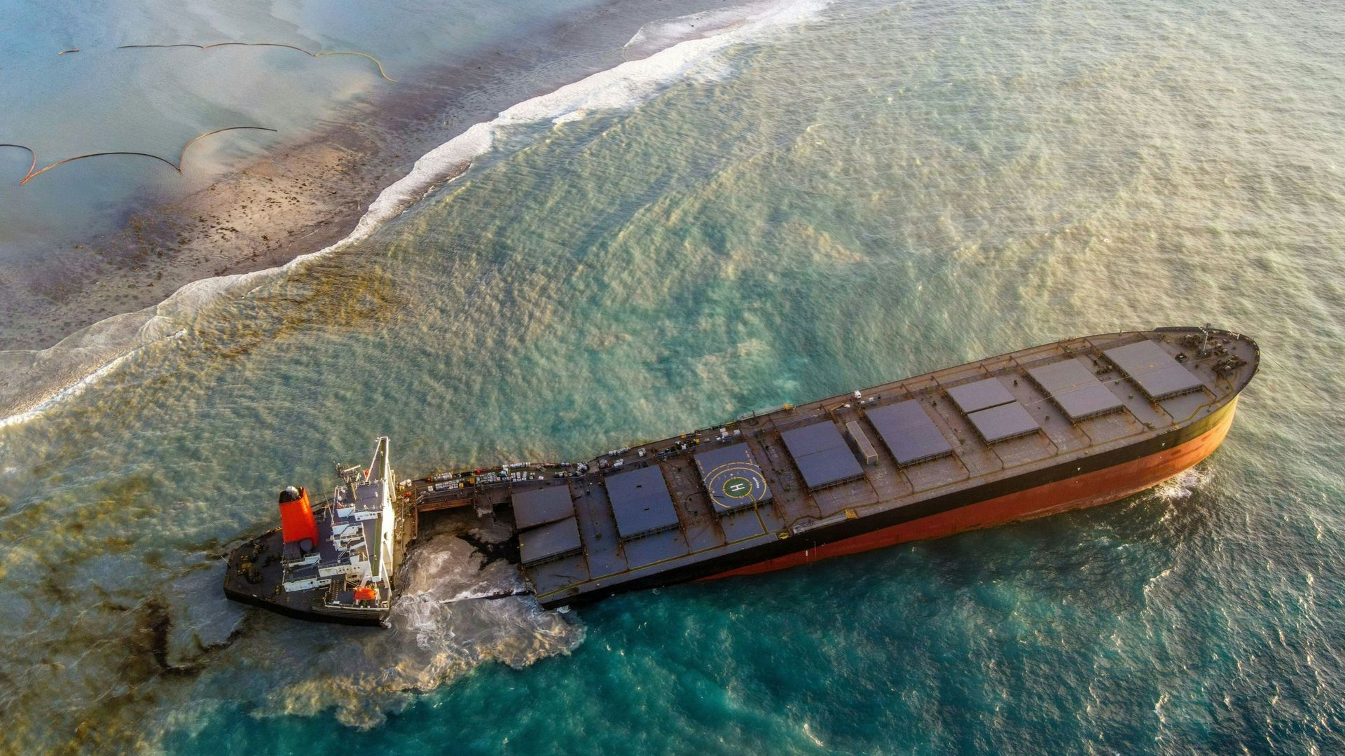 Le navire MV Wakashio qui s'est échoué près du parc marin de Blue Bay le 25 juillet sur un récif à la Pointe d'Esny, au sud-est de l'île Maurice. 
