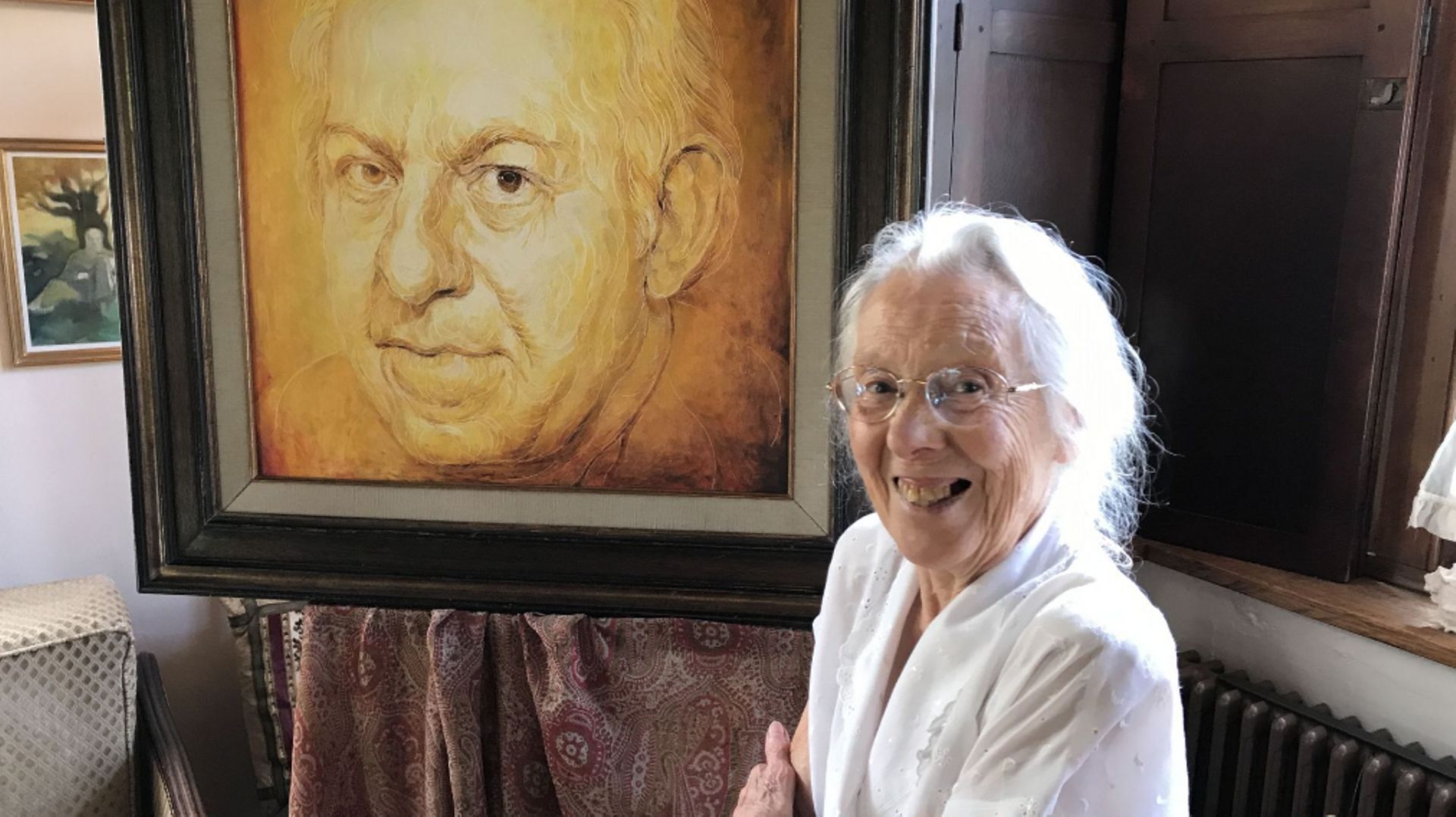 Jeannine Burny devant un tableau de Maurice Carême dans sa maison devenue un musée.