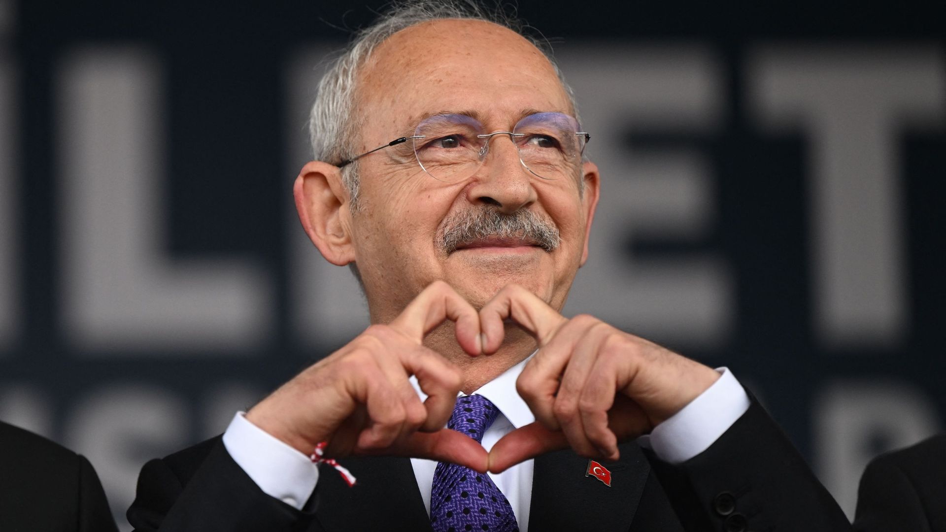 Kemal Kilicdaroglu adresse ce "cœur" à l’assemblée de son meeting préélectoral de Canakkale, dans l’ouest de la Turquie.