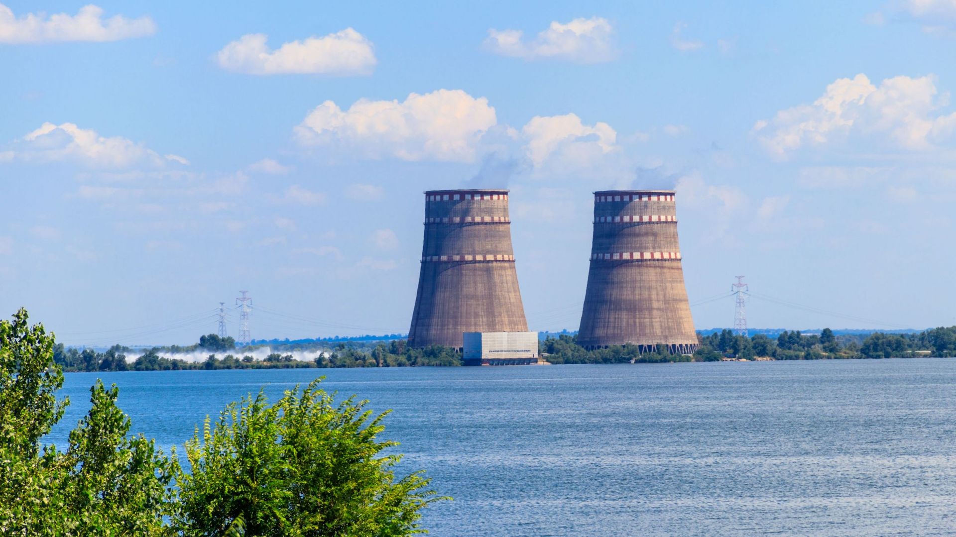 Tours de refroidissement de la centrale nucléaire de Zaporizhia à Enerhodar, Ukraine