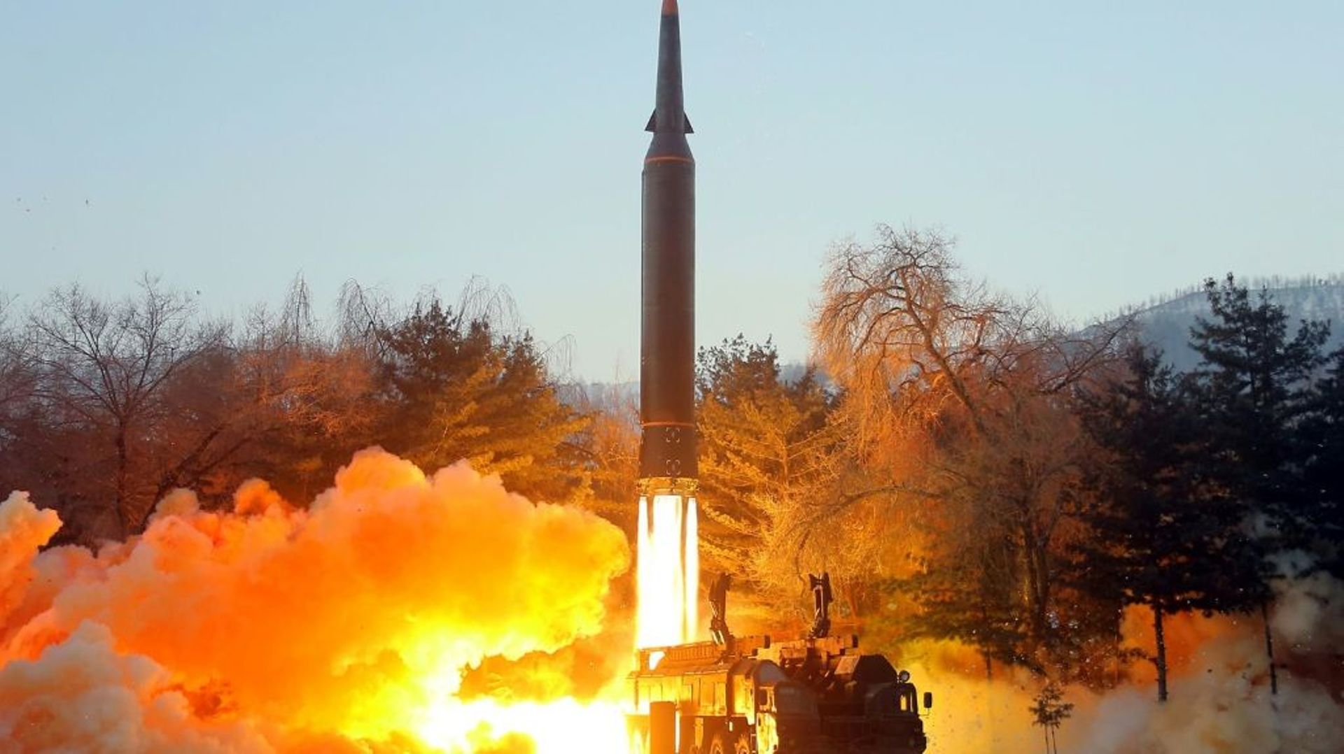 Photo prise le 5 janvier 2022 et publiée le 6 janvier par l’agence de presse officielle nord-coréenne KCNA, qui la présente comme le tir d’essai d’un missile hypersonique