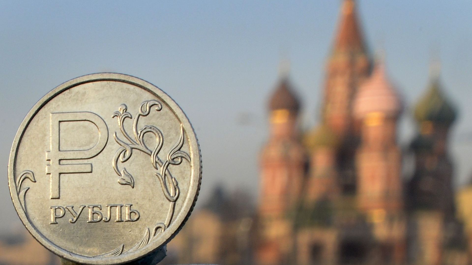 Conflit en Ukraine: La devise russe passe la barre symbolique de 80 roubles pour un dollar