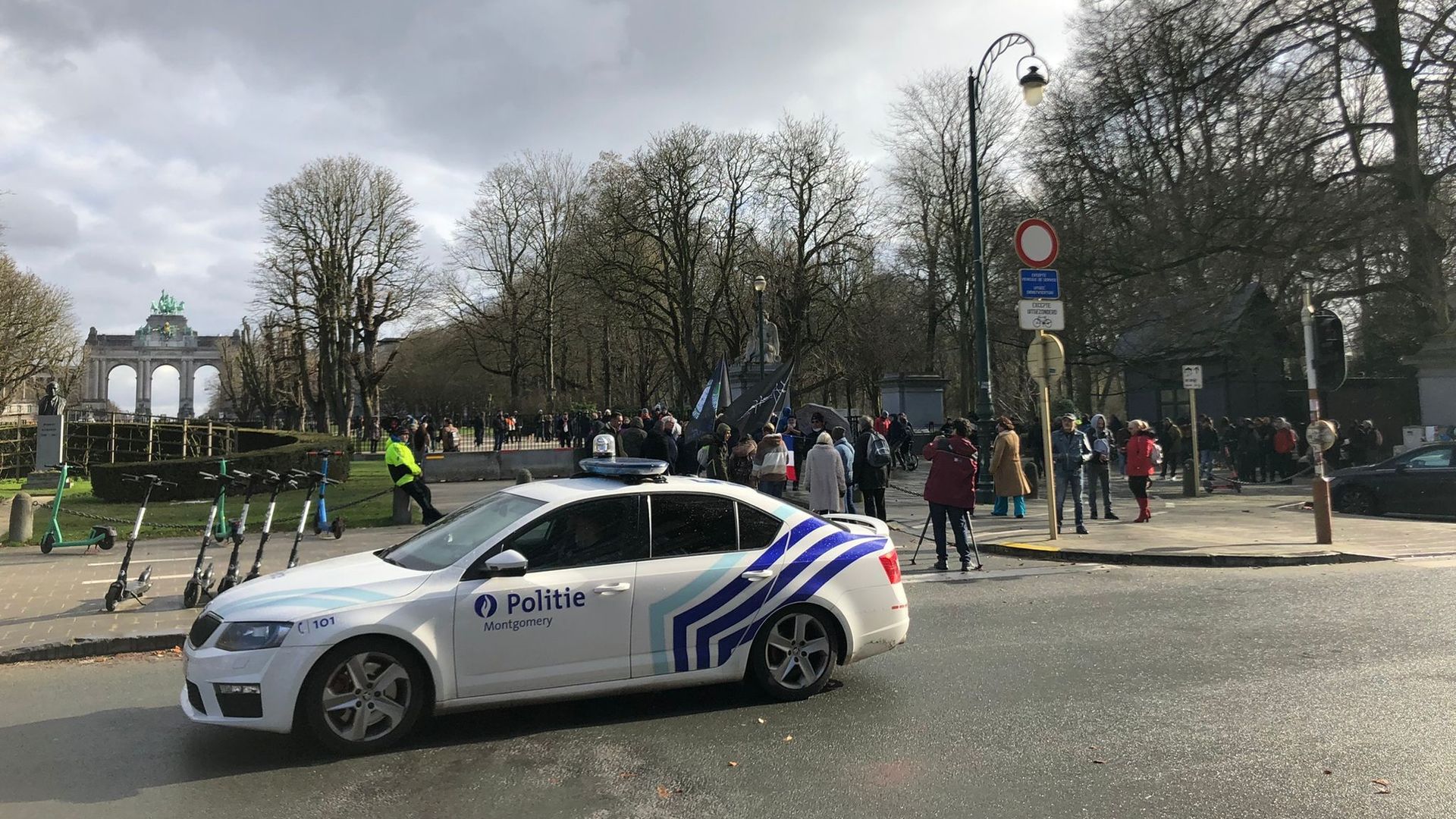 Des manifestants sont parvenus à franchir les barrages de police postés aux entrées de Bruxelles et à se réunir au rond-point Schuman.
