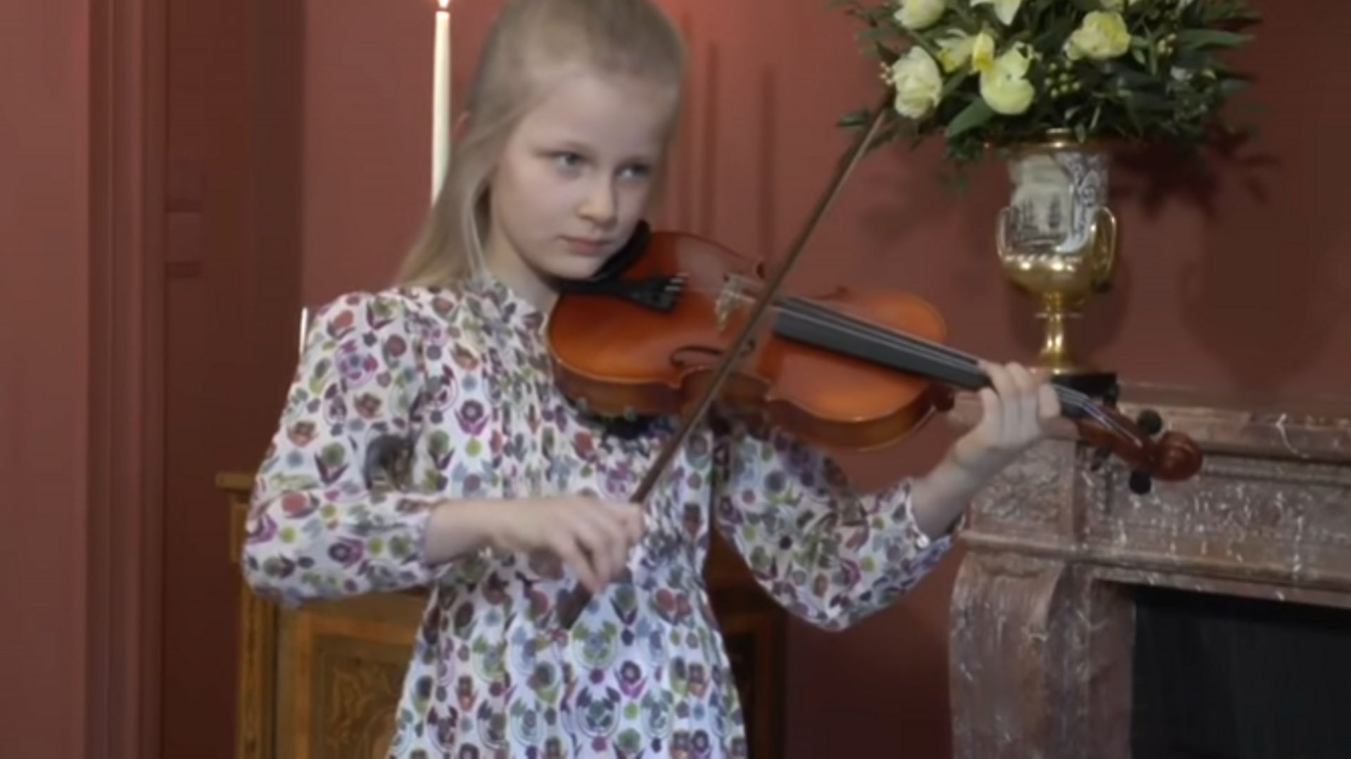 Pour l'anniversaire du roi, la princesse Eléonore se met au violon
