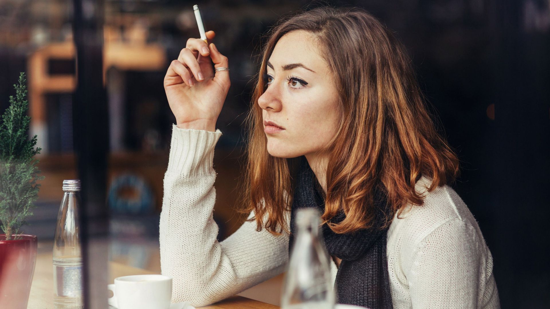 L'odeur de tabac froid qui annonce l'entrée d'un fumeur dans une pièce pourrait présenter des risques, en plus d'être désagréable, selon une nouvelle étude américaine publiée mercredi.