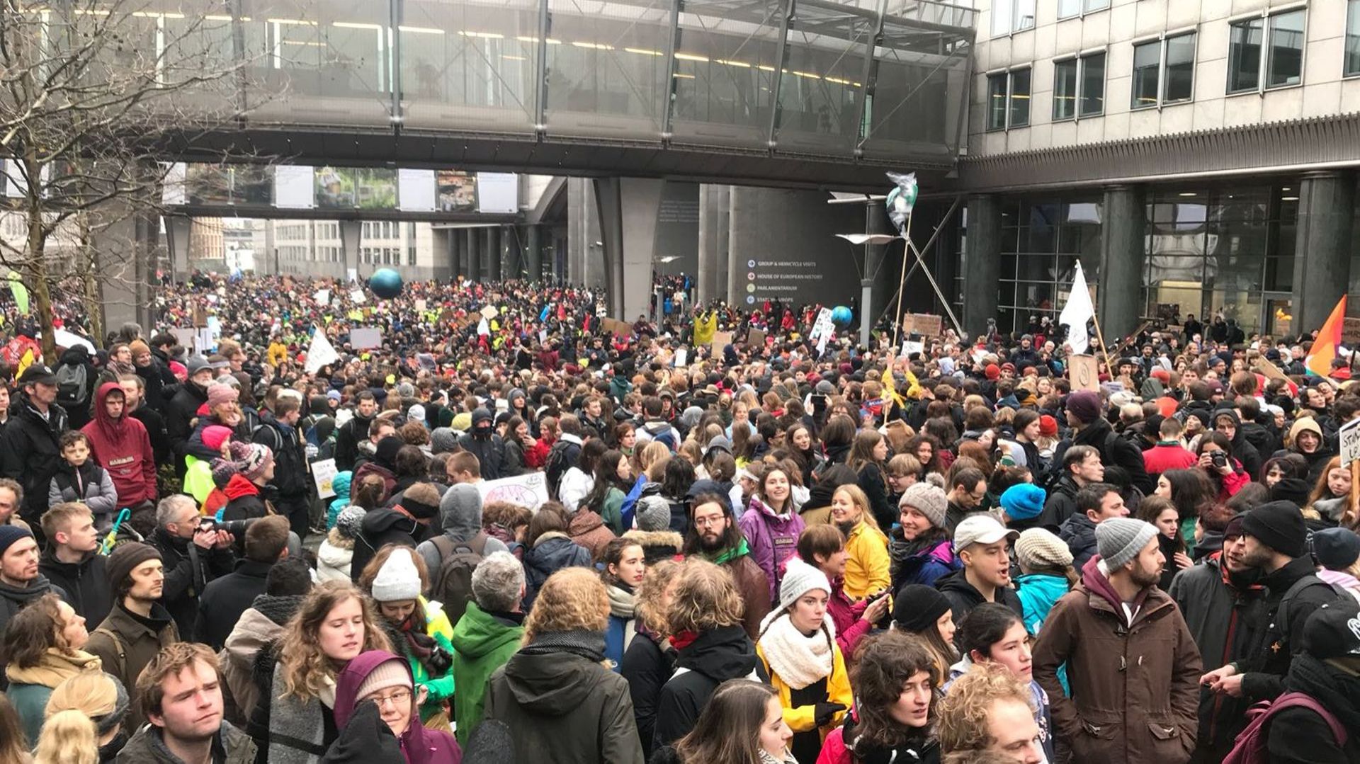 La foule rassemblée sur l'esplanade du Parlement européen.