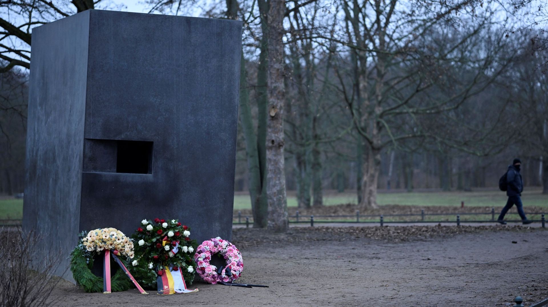 Une photo prise le 26 janvier 2023 montre des couronnes déposées devant le Mémorial aux homosexuels persécutés sous le nazisme (Denkmal für die im Nationalsozialismus verfolgten Homosexuellen) au Tiergarten à Berlin, en Allemagne.