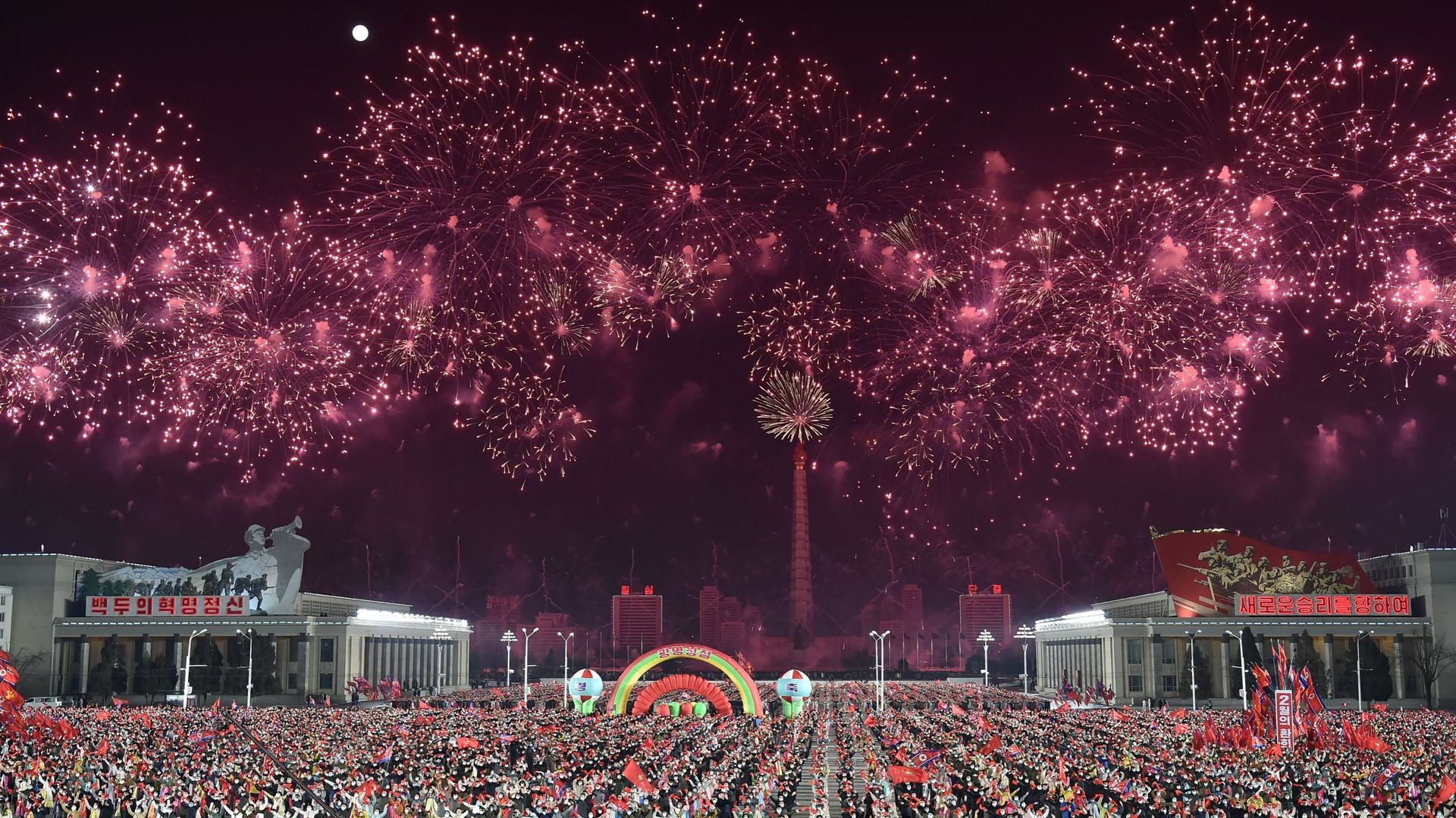 Cette photo prise le 16 février 2022 montre un feu d’artifice alors que des personnes assistent à un gala de soirée pour célébrer le Jour de l’étoile brillante sur la place Kim Il Sung à Pyongyang, à l’occasion du 80e anniversaire de naissance du défunt d