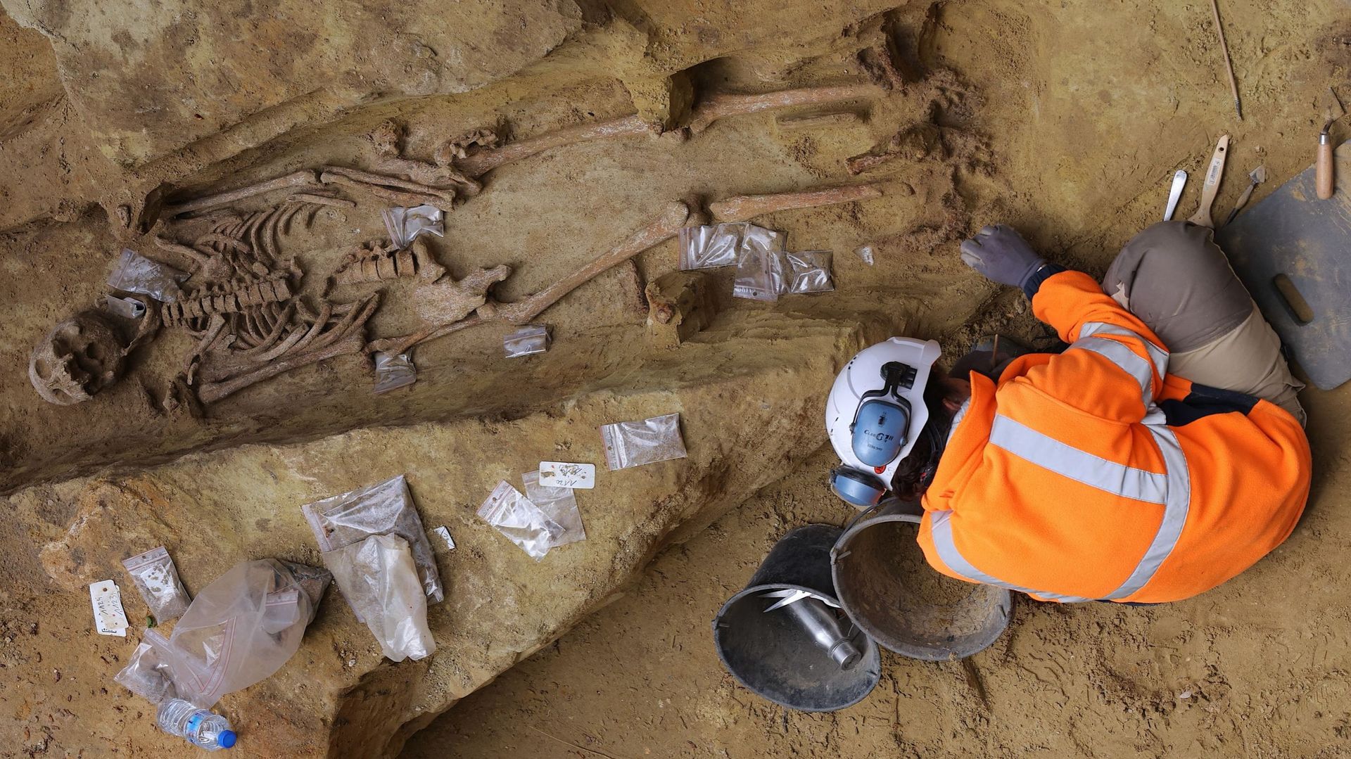 Un archéologue de l’Institut National de Recherches archéologiques préventives (INRAP) au travail