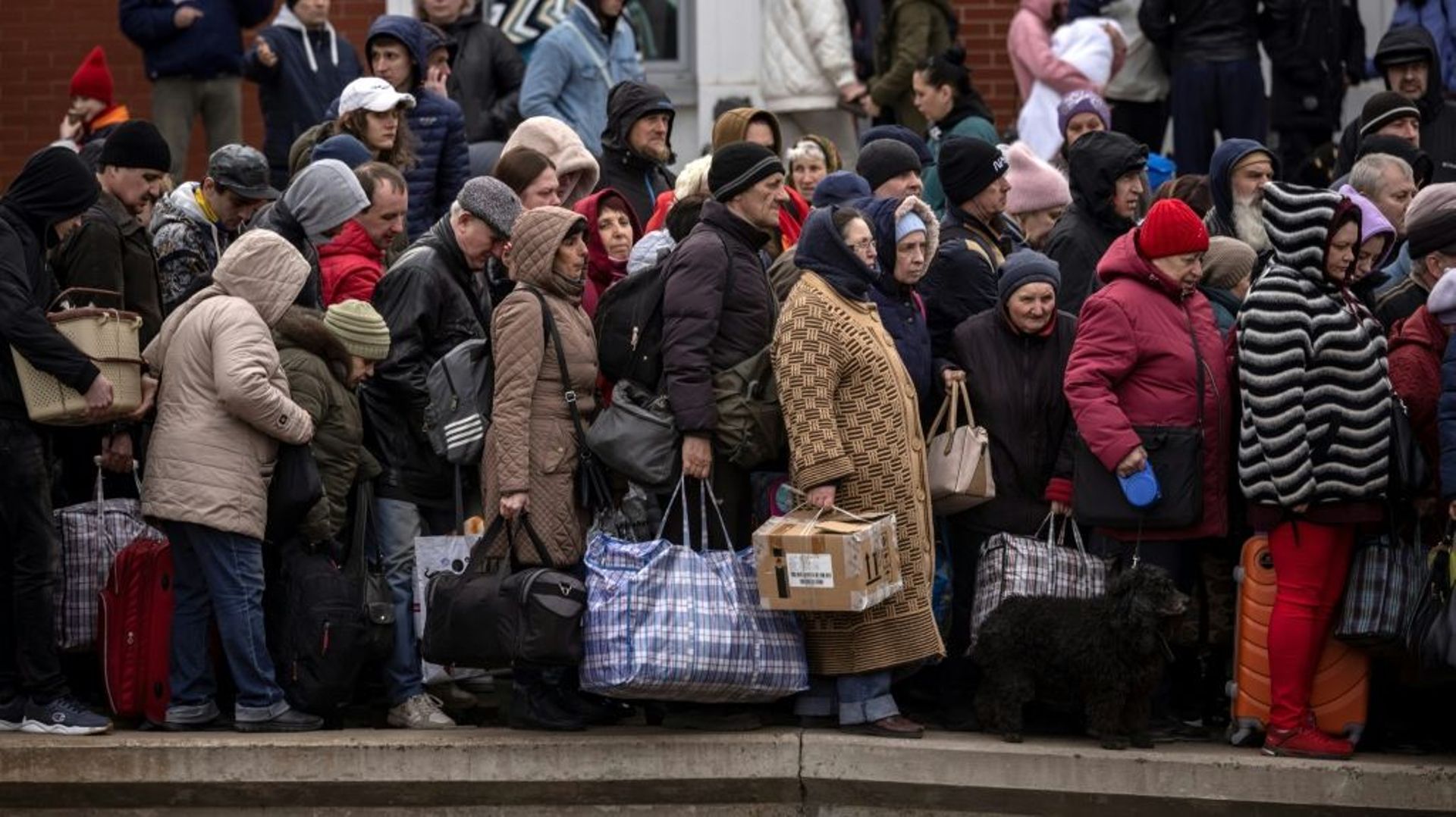 Des civils attendent de monter dans un train pour fuir la ville de Kramatorsk, dans l'est de l'Ukraine, le 5 avril 2022